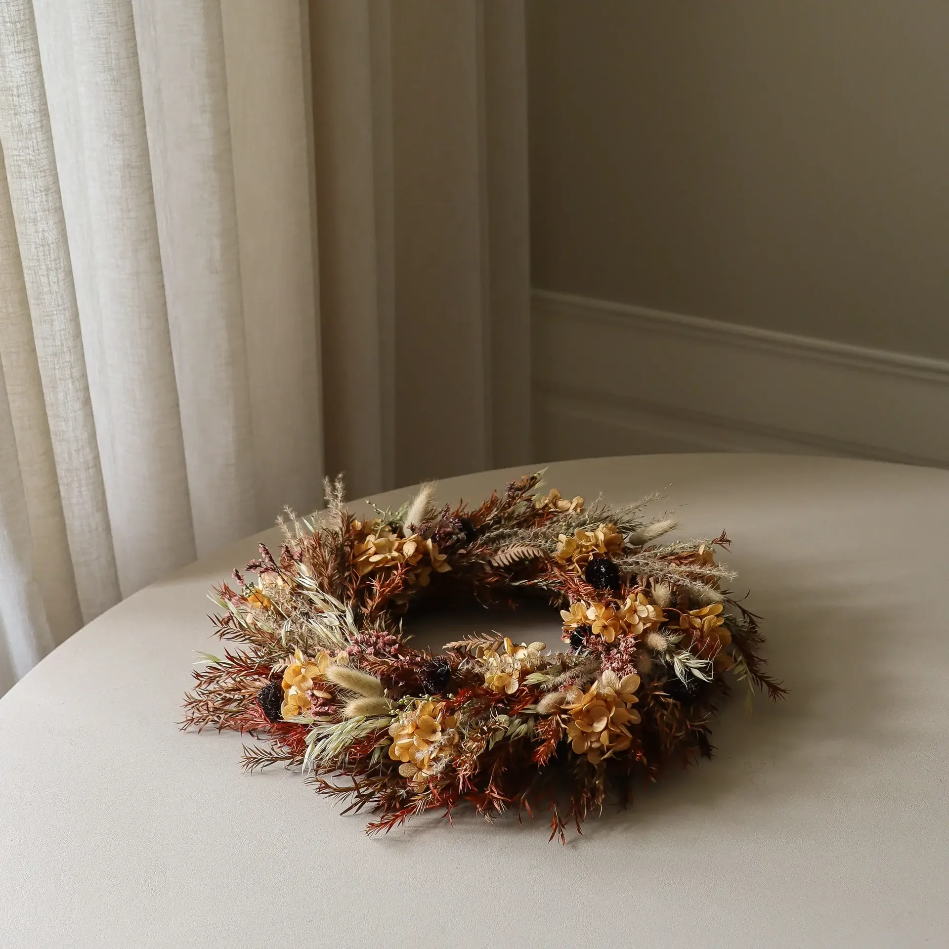 Golden Meadow Wreath seppele, Hortensia–kuivattu heinä–saniainen–jäniksenkorvat, Ø40 cm Botané