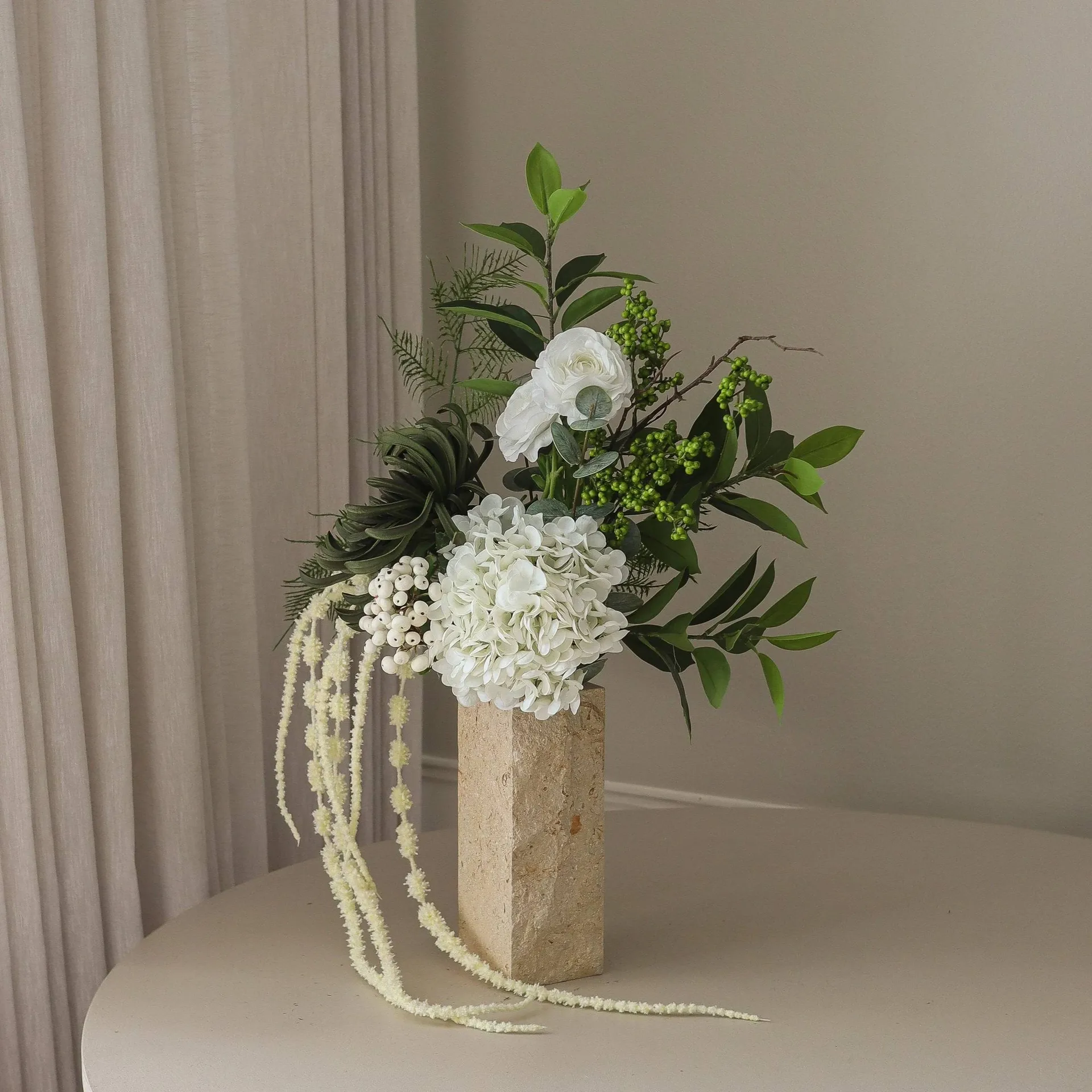 Green veil tekokukkakimppu, ranunkeli, hortensia, amarantti, 85 cm Botané