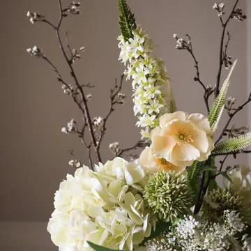 Ivory Cascade tekokimppu - Lumenmarjavio-kirsikankirsikkaoksavio-unikko-hortensia 13 kpl - Botané