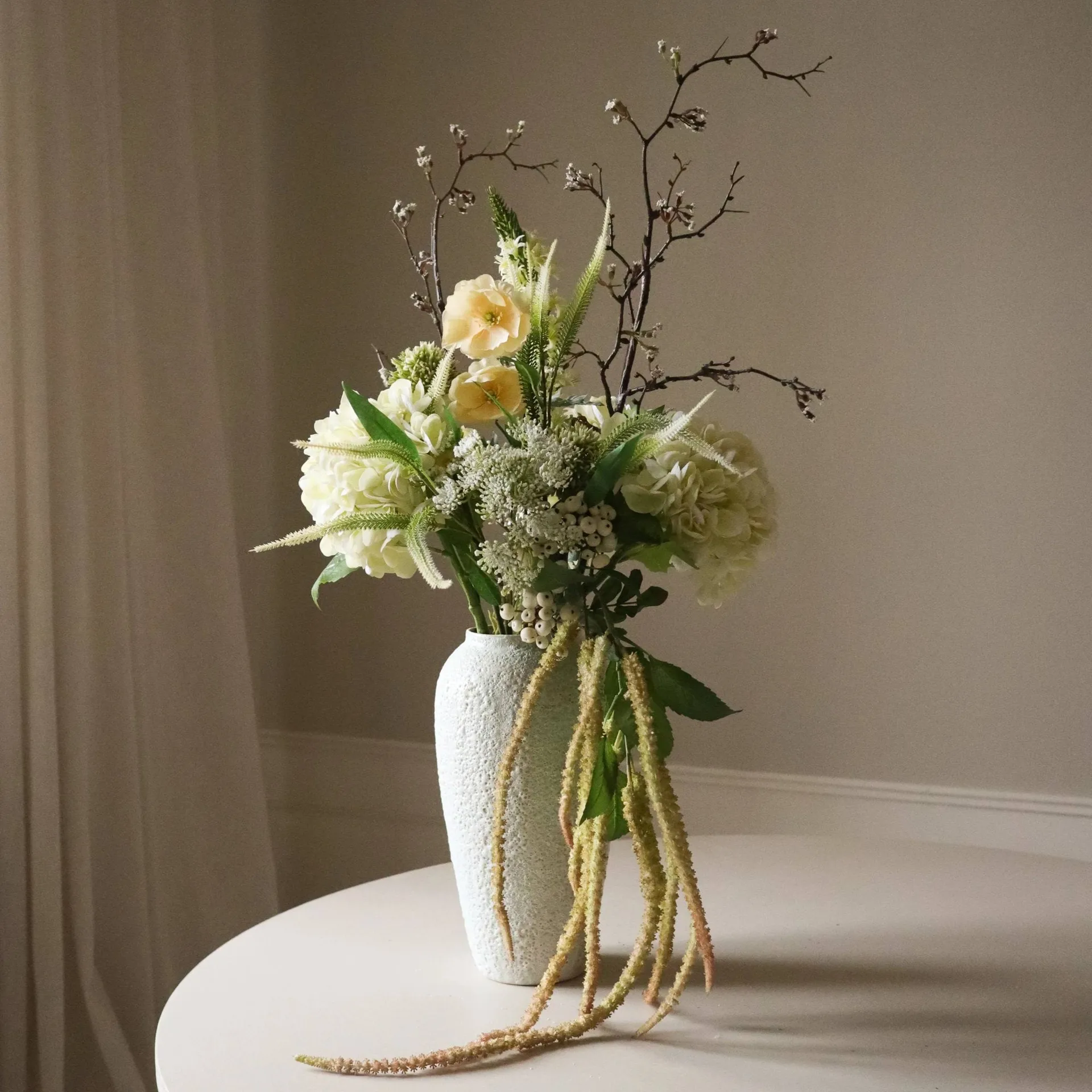 Ivory Cascade tekokimppu, Lumenmarjavio-kirsikankirsikkaoksavio-unikko-hortensia 13 kpl Botané