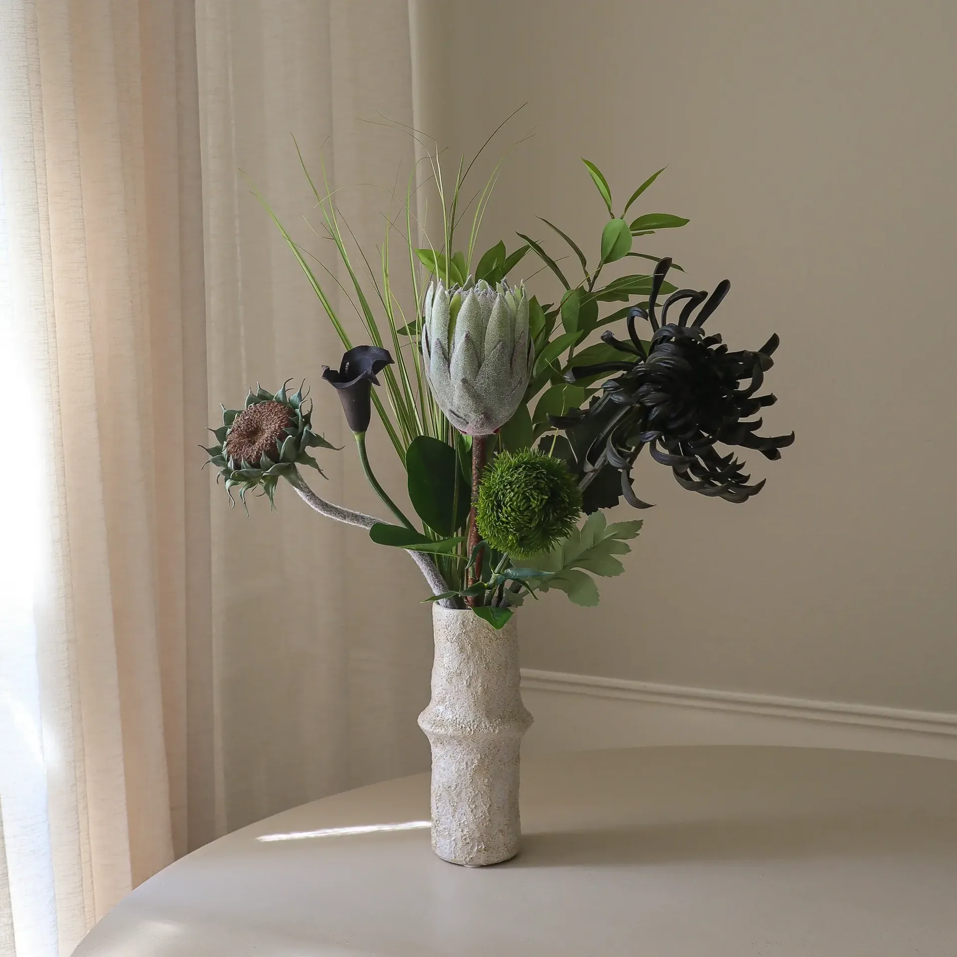 Midnight Wilderness tekokimppu, Kuningasprotea–krysanteemi–calla–neilikka, 78 cm, 7 kpl Botané