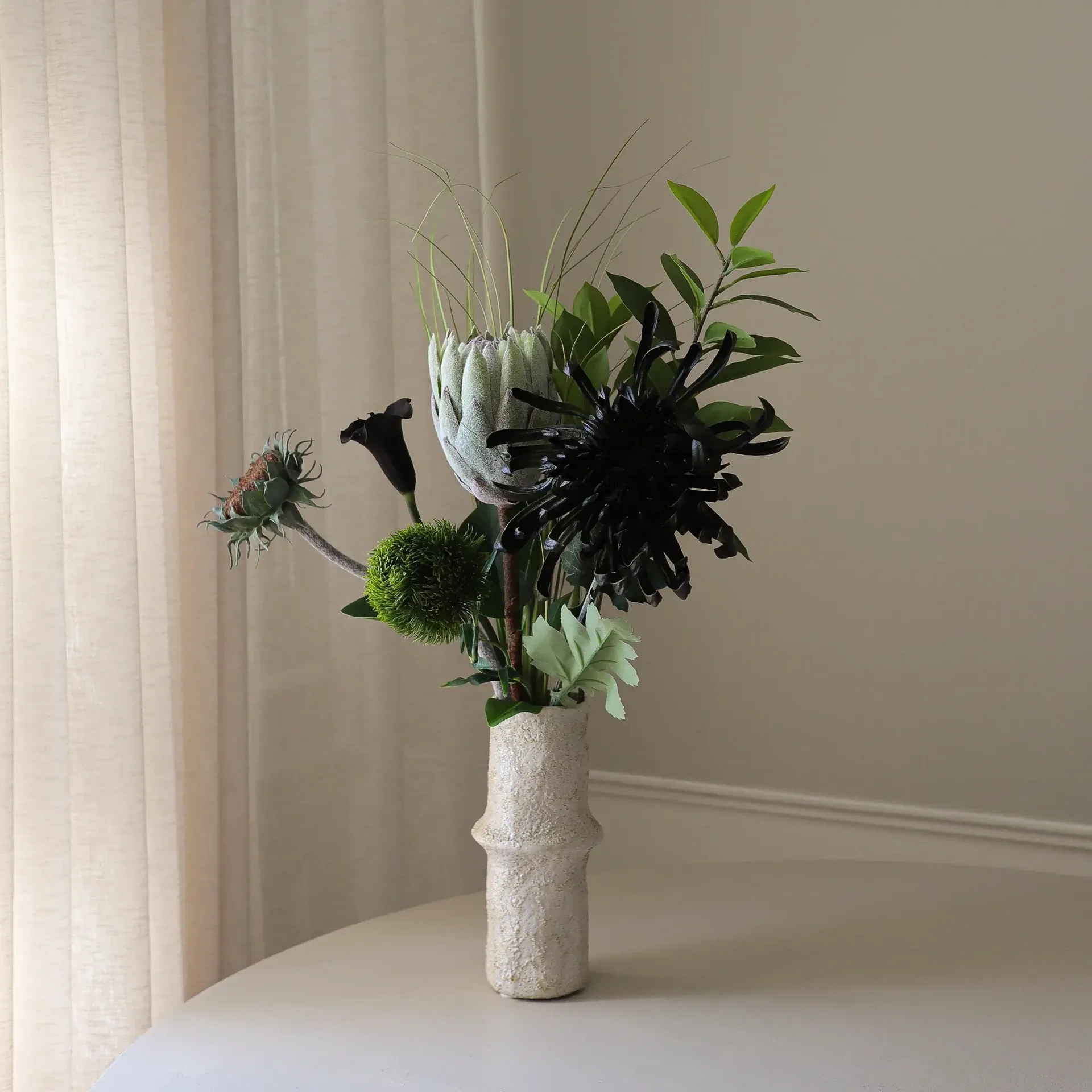 Midnight Wilderness tekokimppu, Kuningasprotea–krysanteemi–calla–neilikka, 78 cm, 7 kpl Botané