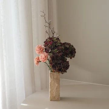 Moody blush tekokukkakimppu - Hortensia, neilikka, oksa, 97 cm - Botané