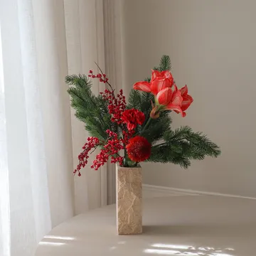 Red spritz tekokukkakimppu - Amaryllis, neilikka, marjaoksat, kuusenoksat, 72 cm - Botané