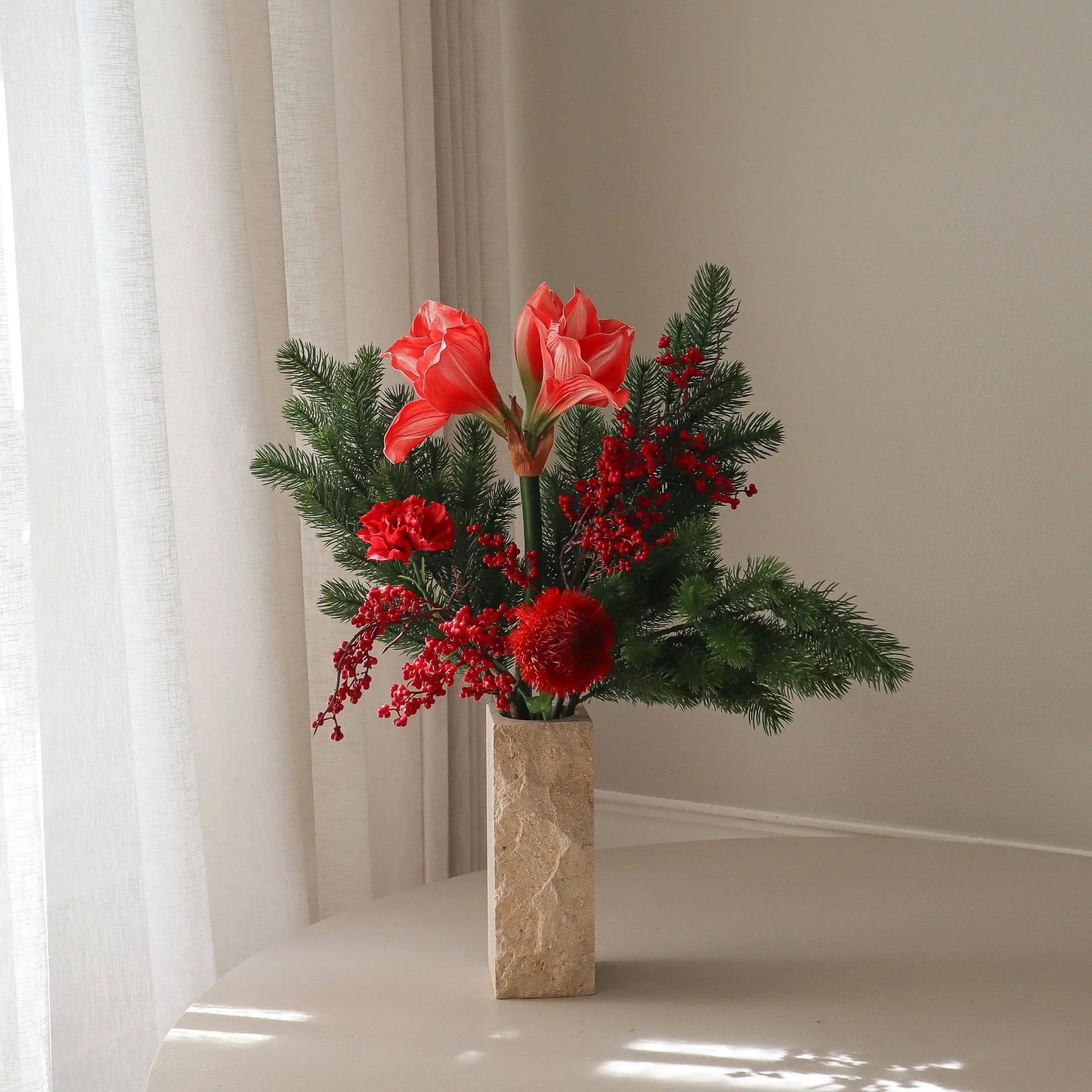 Red spritz tekokukkakimppu, Amaryllis, neilikka, marjaoksat, kuusenoksat, 72 cm Botané