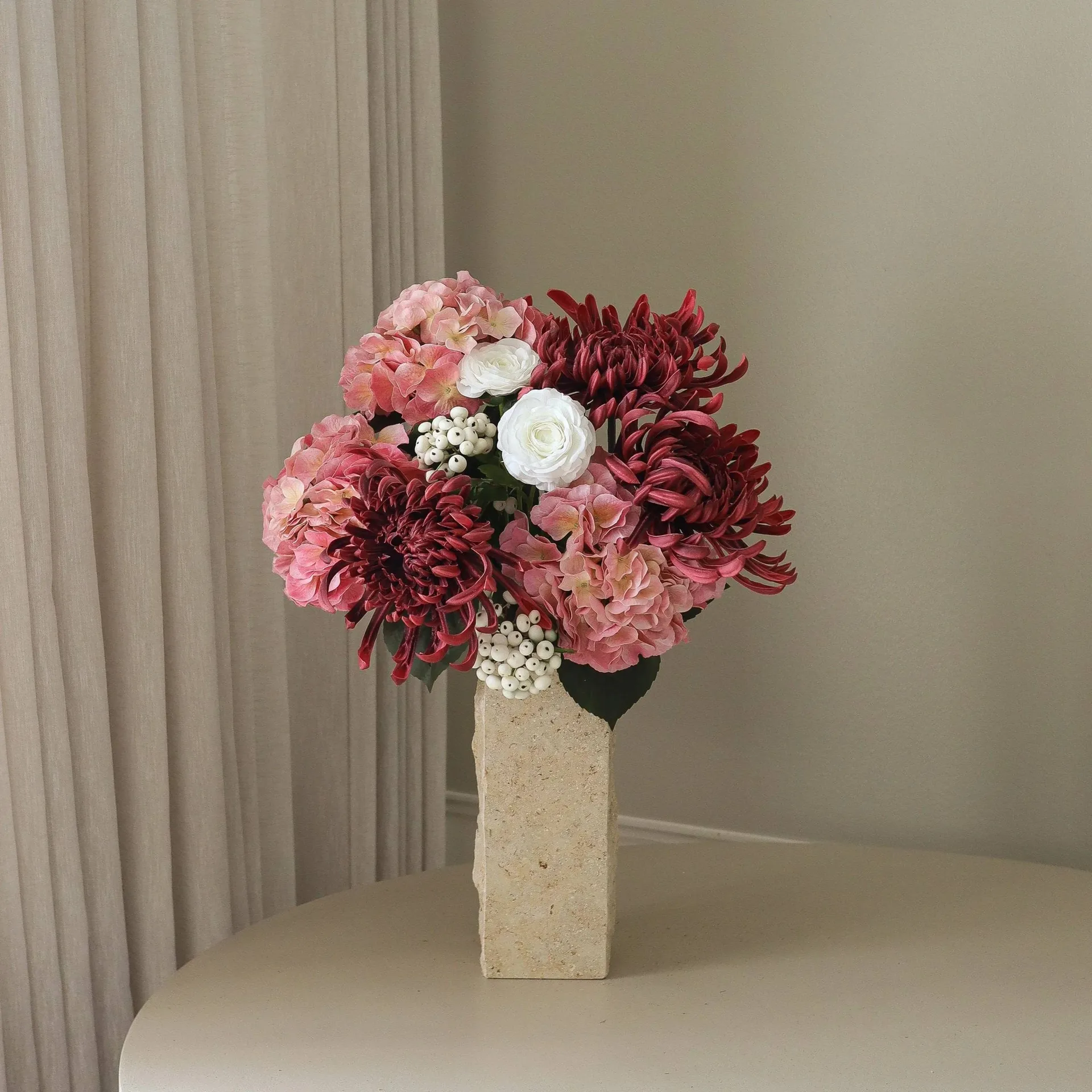 Rose reverie tekokukkakimppu, Hortensia, hämähäkkikrysanteemi, jaloleinikki, 77 cm Botané