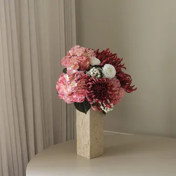 Rose reverie tekokukkakimppu - Hortensia, hämähäkkikrysanteemi, jaloleinikki, 77 cm - Botané
