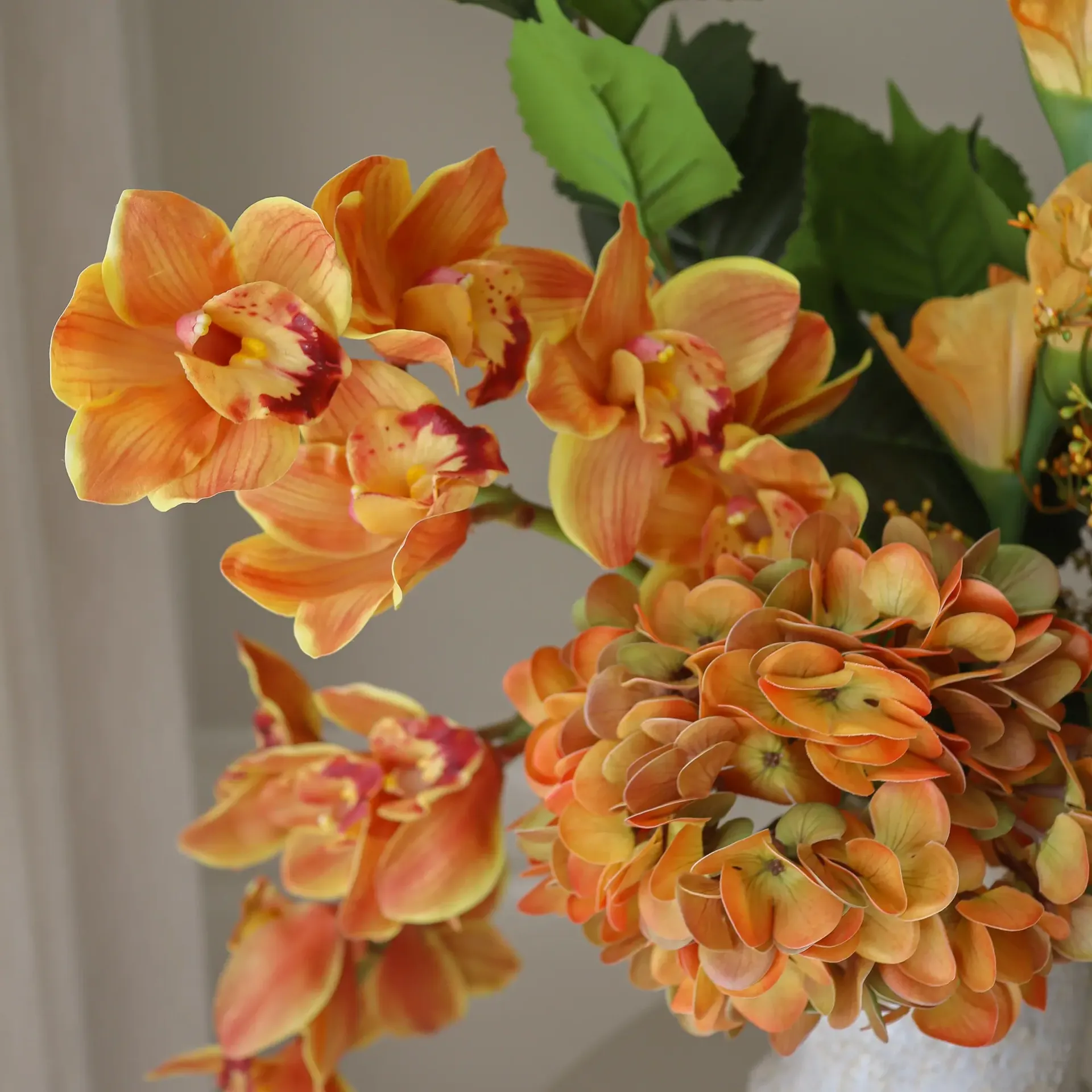 The Orangery tekokimppu, Kymbidiumorkidea–gladiolus–hortensia, 85 cm, 10 kpl Botané