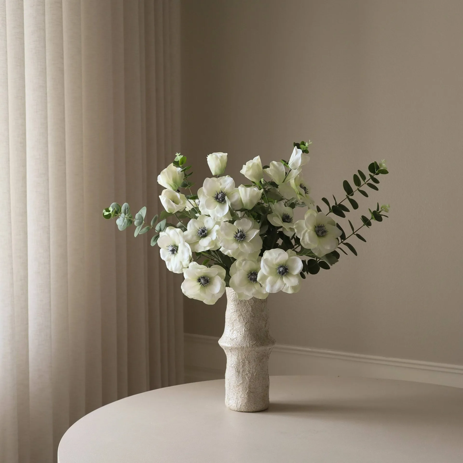 White Satin tekokimppu, Anemoni-eukalyptus 9 kpl Botané