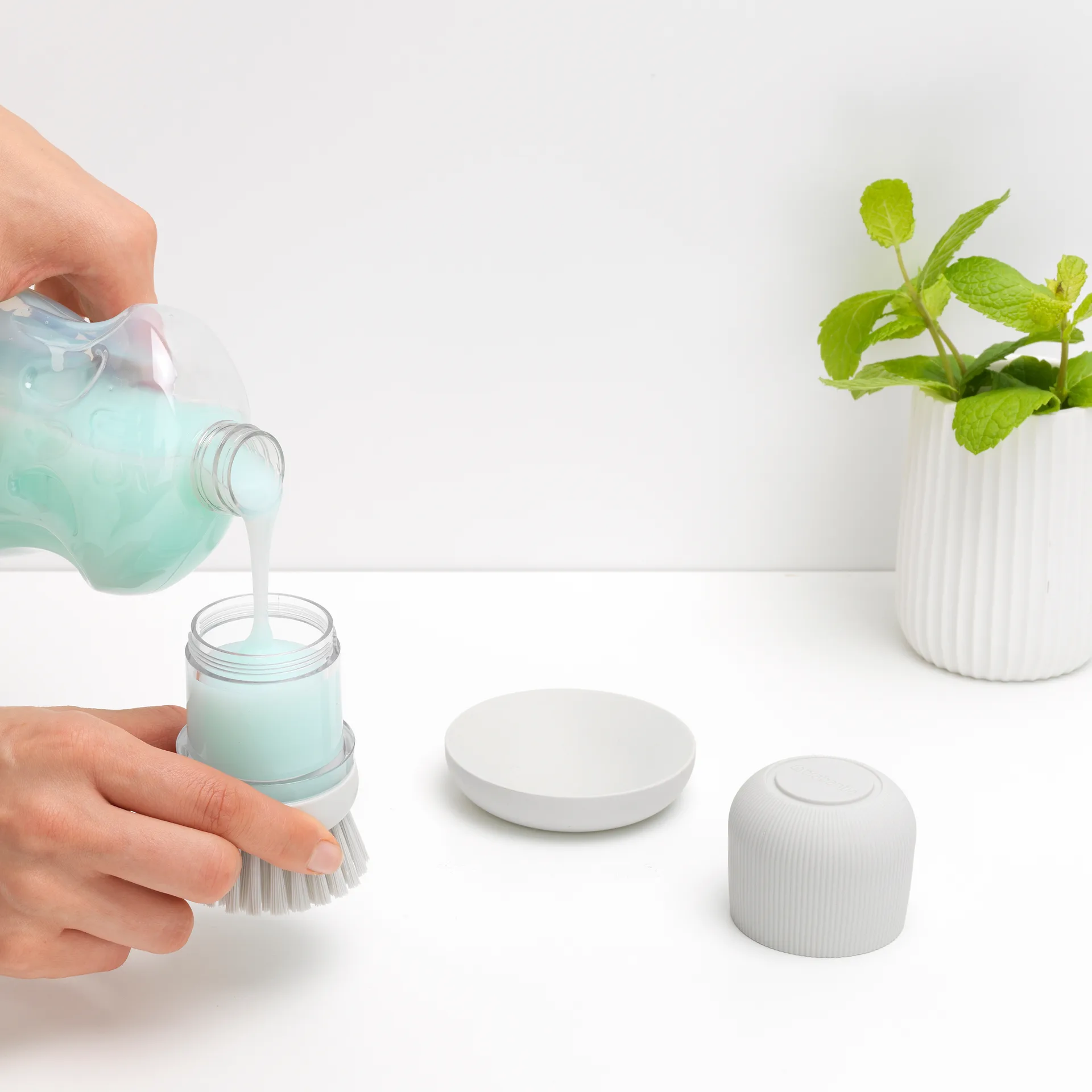 Brabantia astianpesuainesäiliö tiskiharjalla, Vaaleanharmaa Brabantia