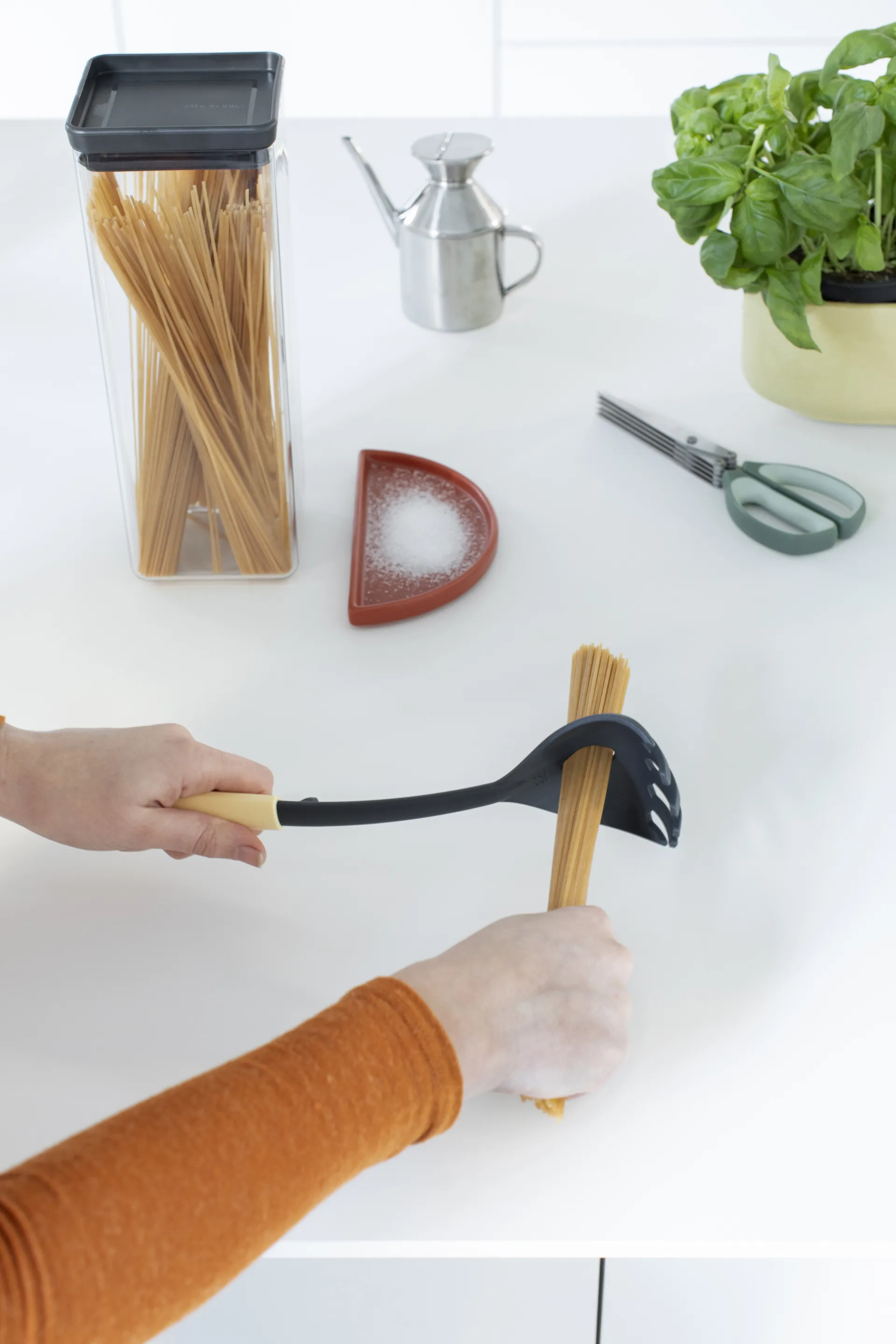 TASTY+ neliö säilytyspurkki 2,5 L, Tummanharmaa Brabantia