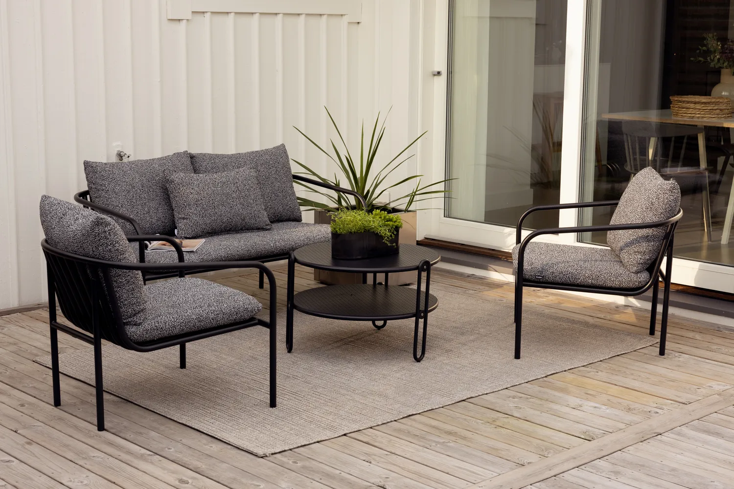 Bendt sohva, Musta teddy ant Brafab