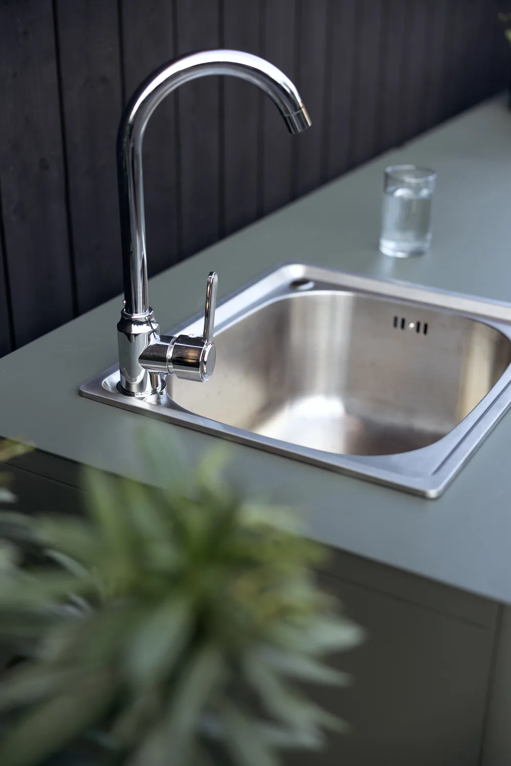 Kelia ulkokeittiön penkki hyllyillä, Antrasiitti, 121x91x64 cm Brafab