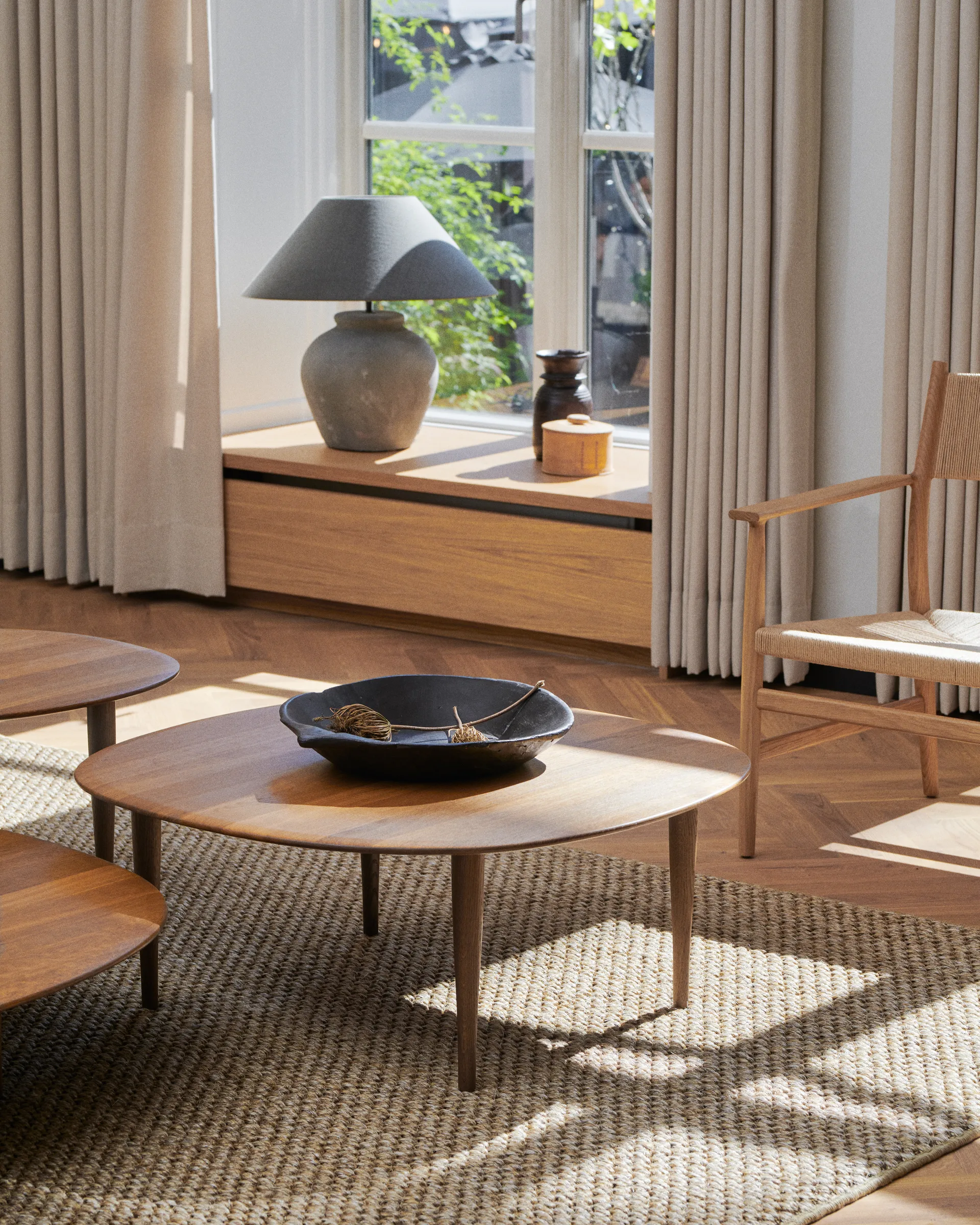 Jari sivupöytä Ø 85 cm, Savuöljytty tammi Brdr. Krüger