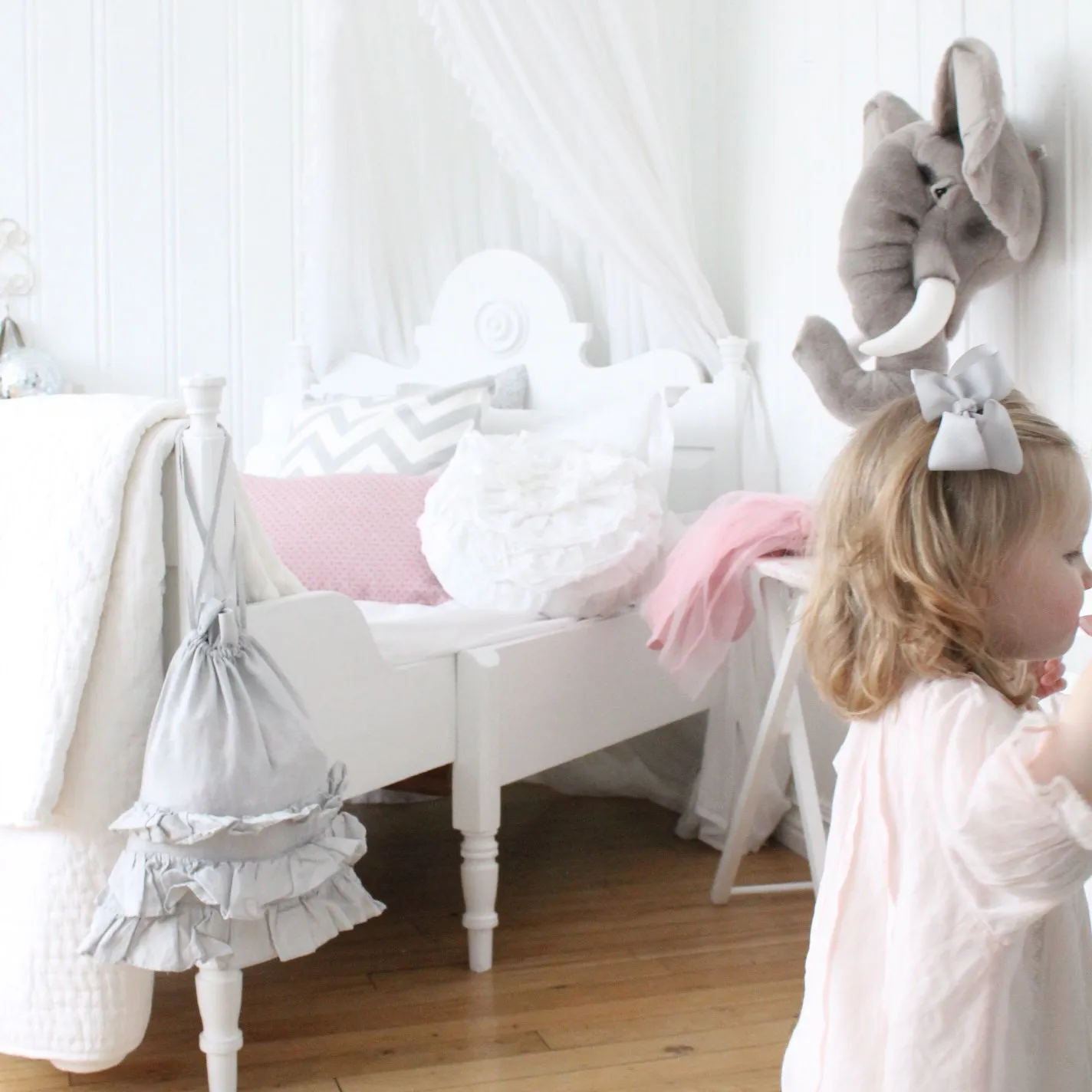 Norsupehmolelun pää seinälle, norsu Brigbys