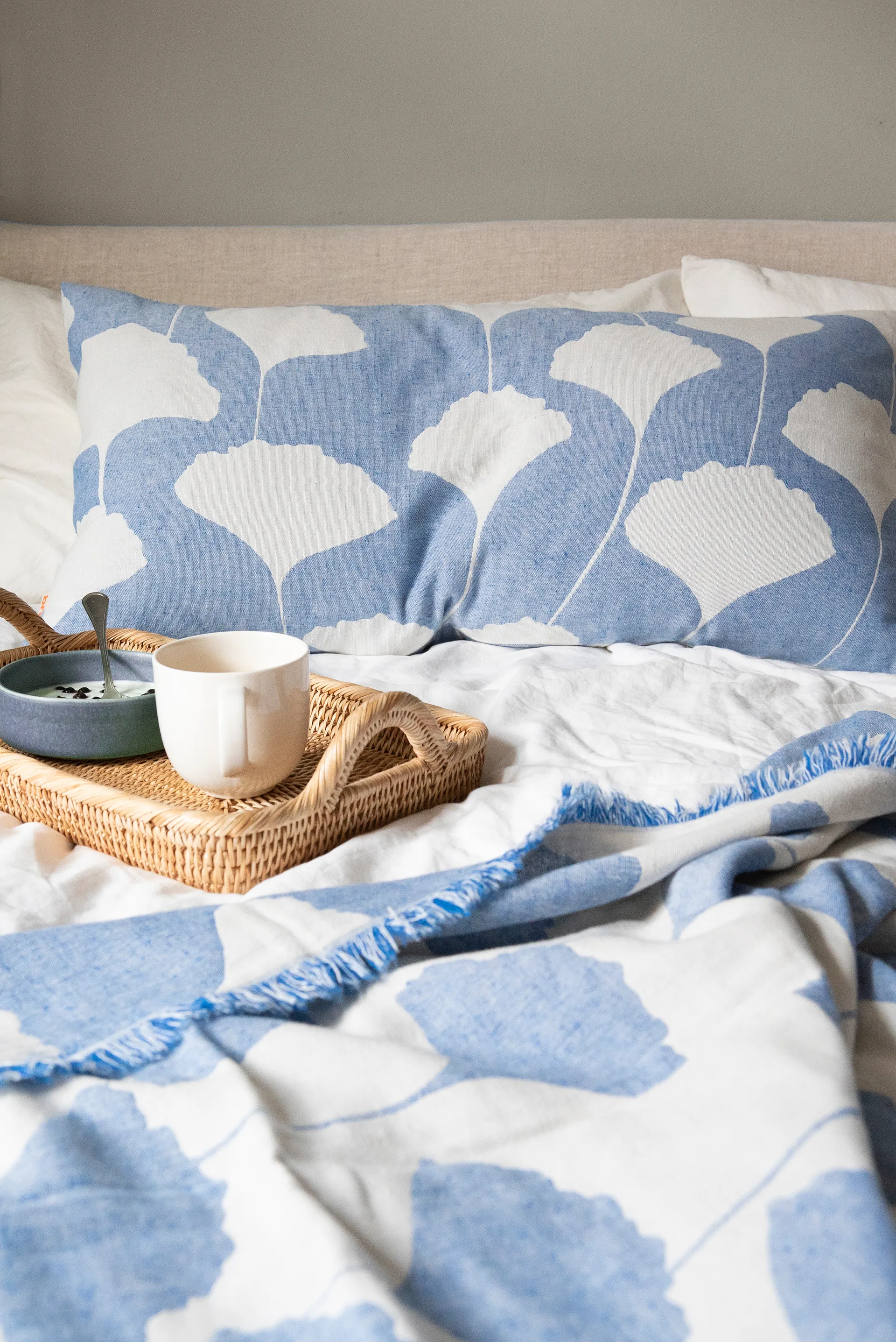 Ginko puuvillahuopa 130x170 cm, Sininen-valkoinen (Indigo) Brita Sweden