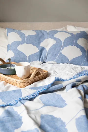 Ginko puuvillahuopa 130x170 cm - Sininen-valkoinen (Indigo) - Brita Sweden