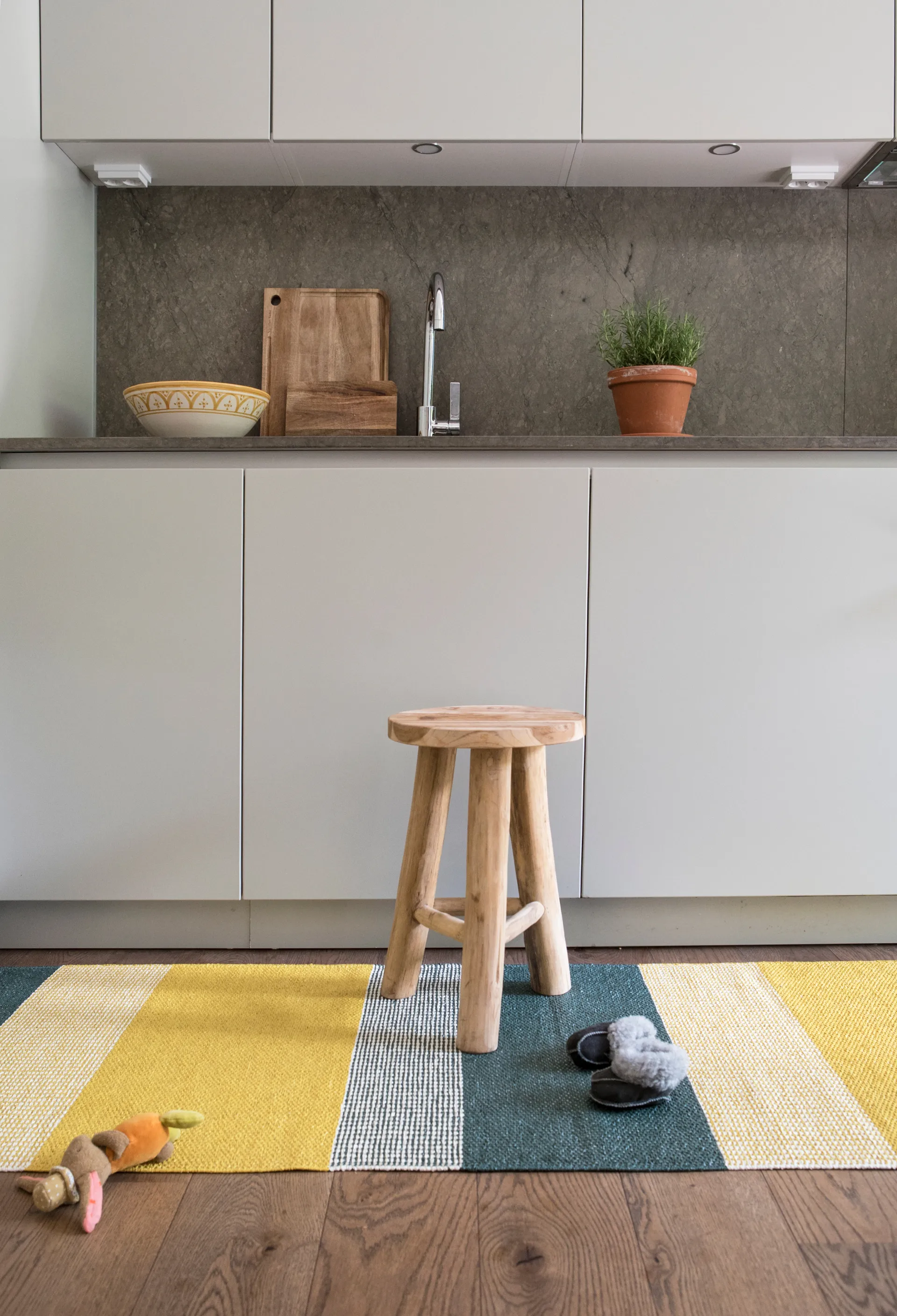 Seasons-muovimatto 70x300 cm, aurinkoinen (keltainen) Brita Sweden