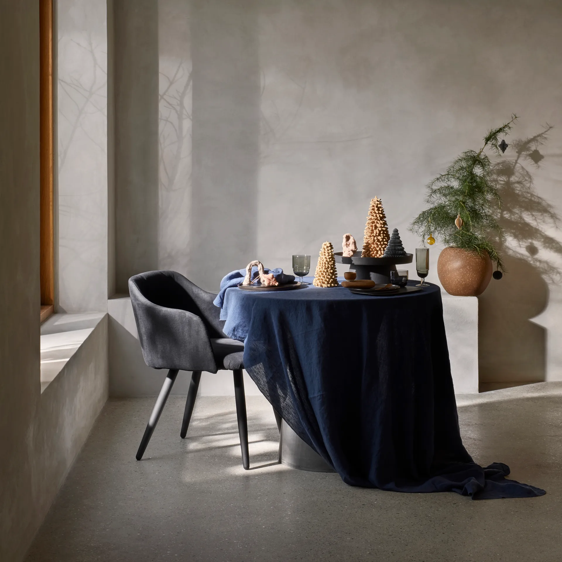 Gracie pöytäliina 160x300 cm, tummansininen Broste Copenhagen