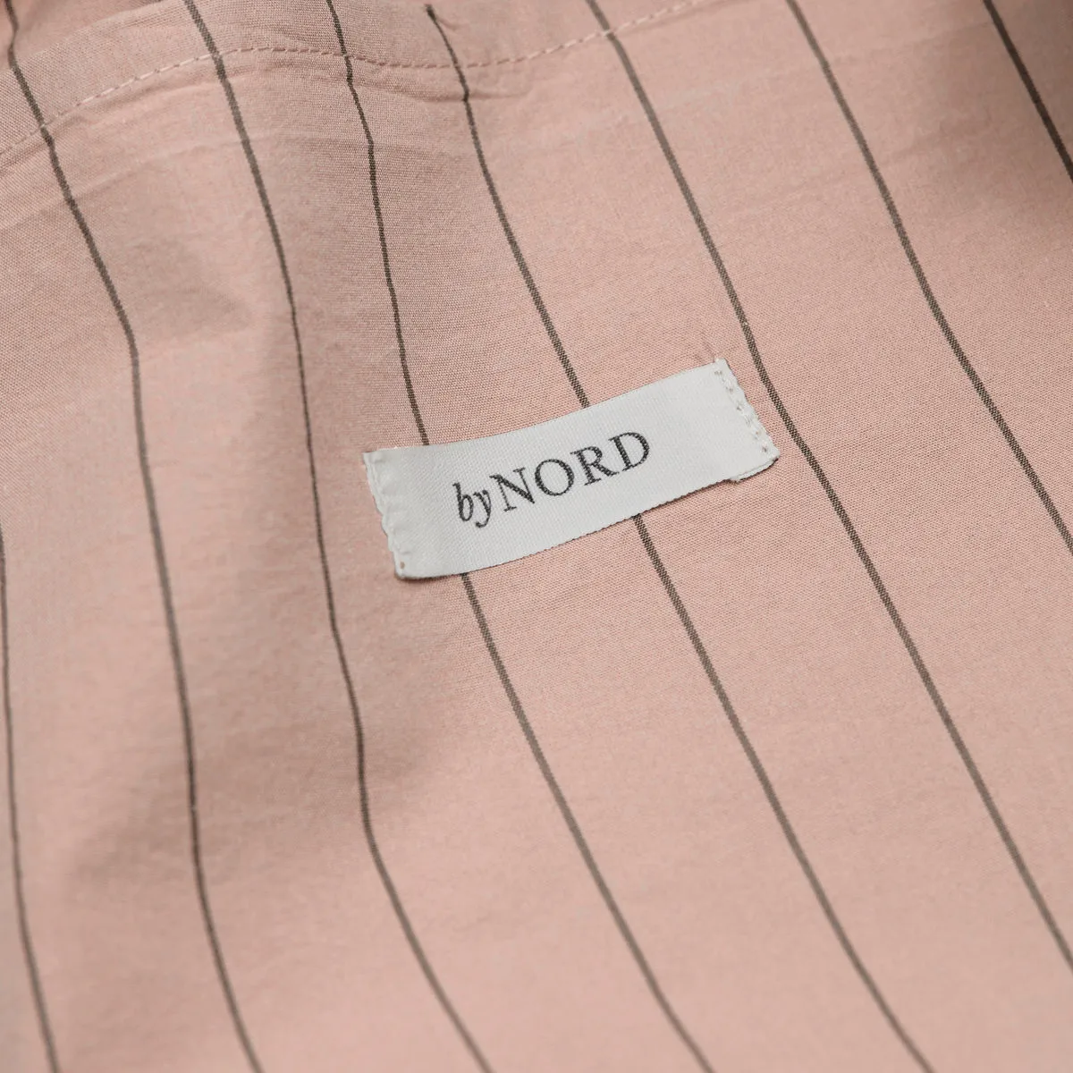 Dagny pussilakana, Straw-bark byNORD