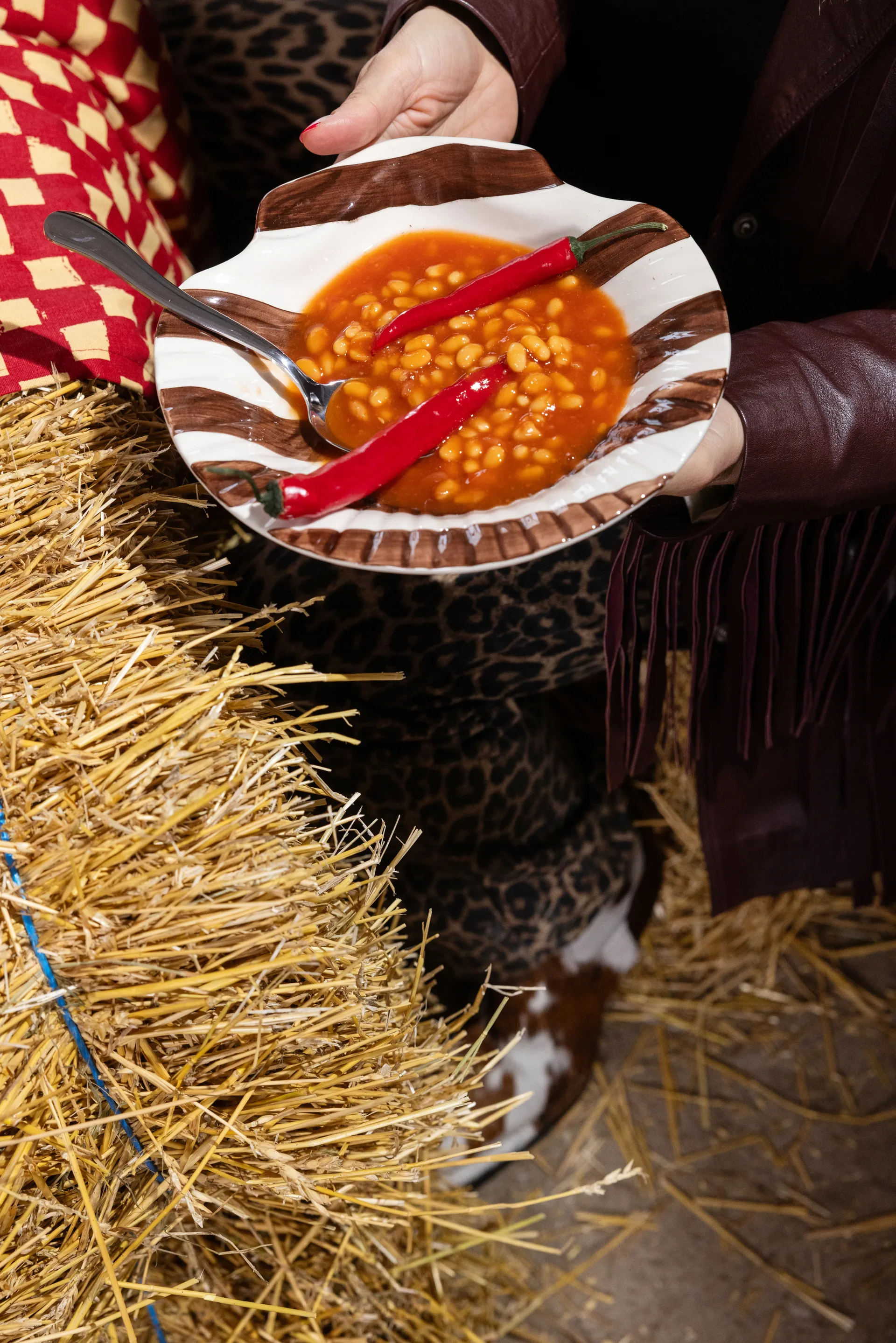 Armona stripe lautanen 23,5x23,5 cm, Tummanruskea-valkoinen Byon