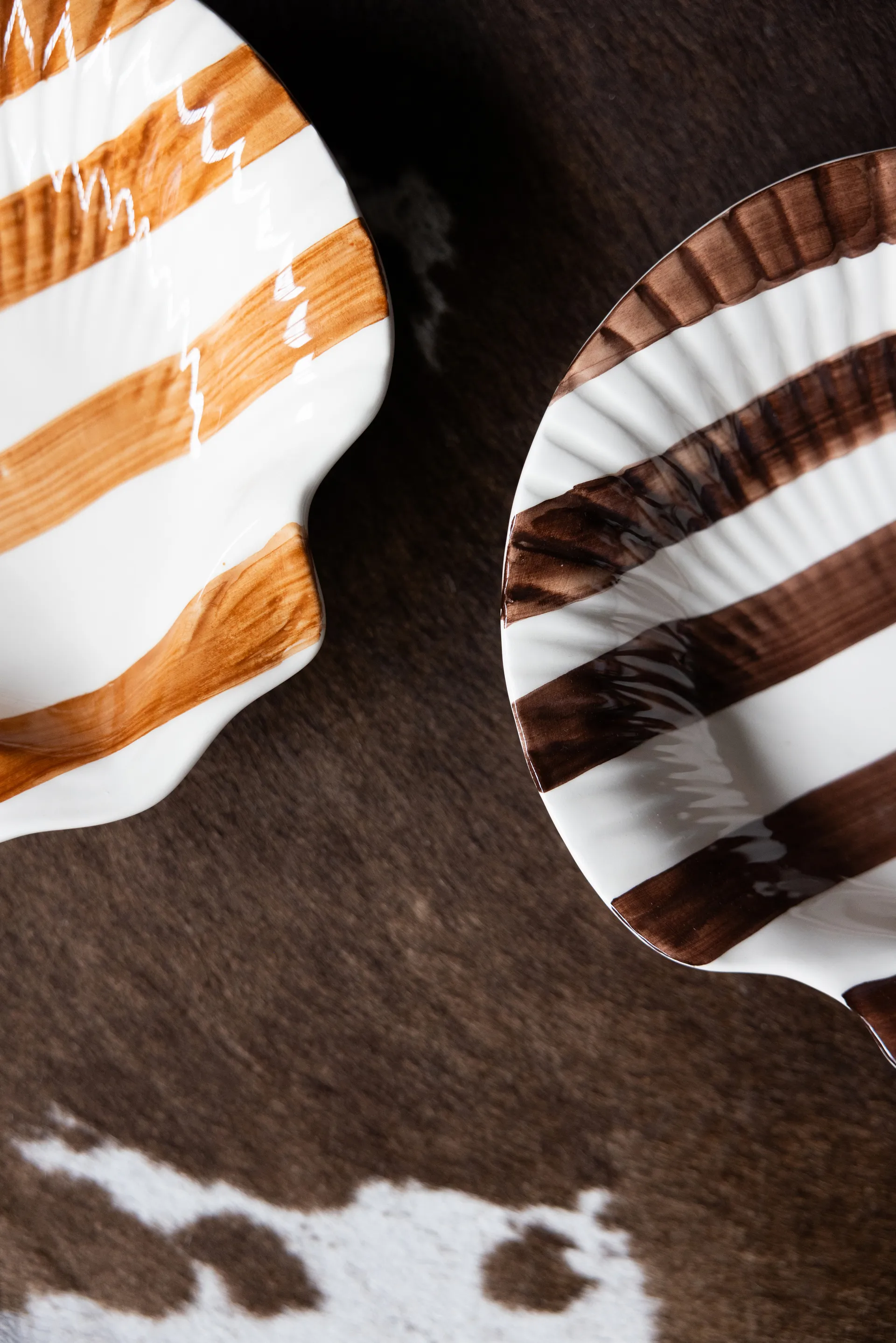 Armona stripe lautanen 23,5x23,5 cm, Tummanruskea-valkoinen Byon