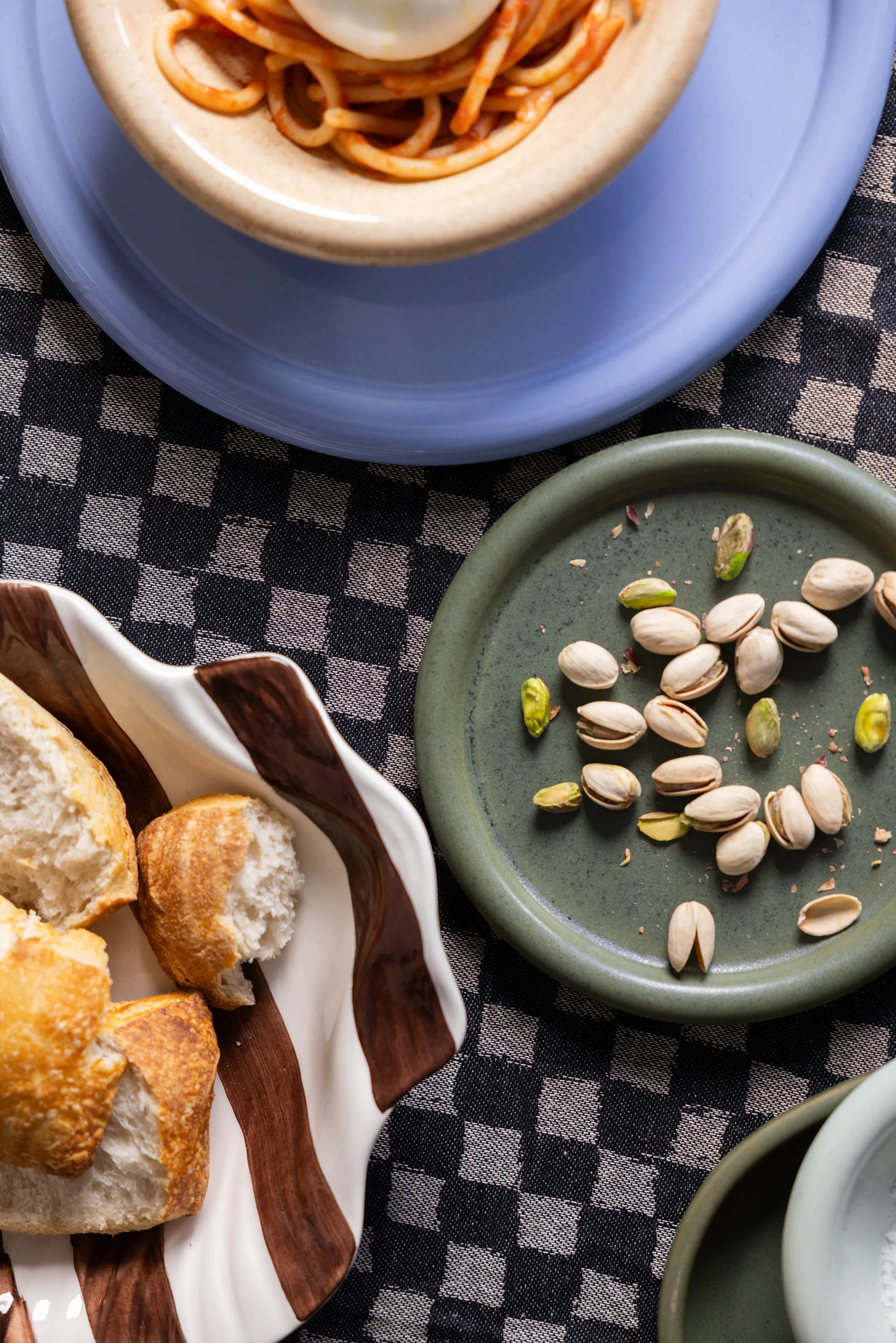 Armona stripe lautanen 23,5x23,5 cm, Tummanruskea-valkoinen Byon