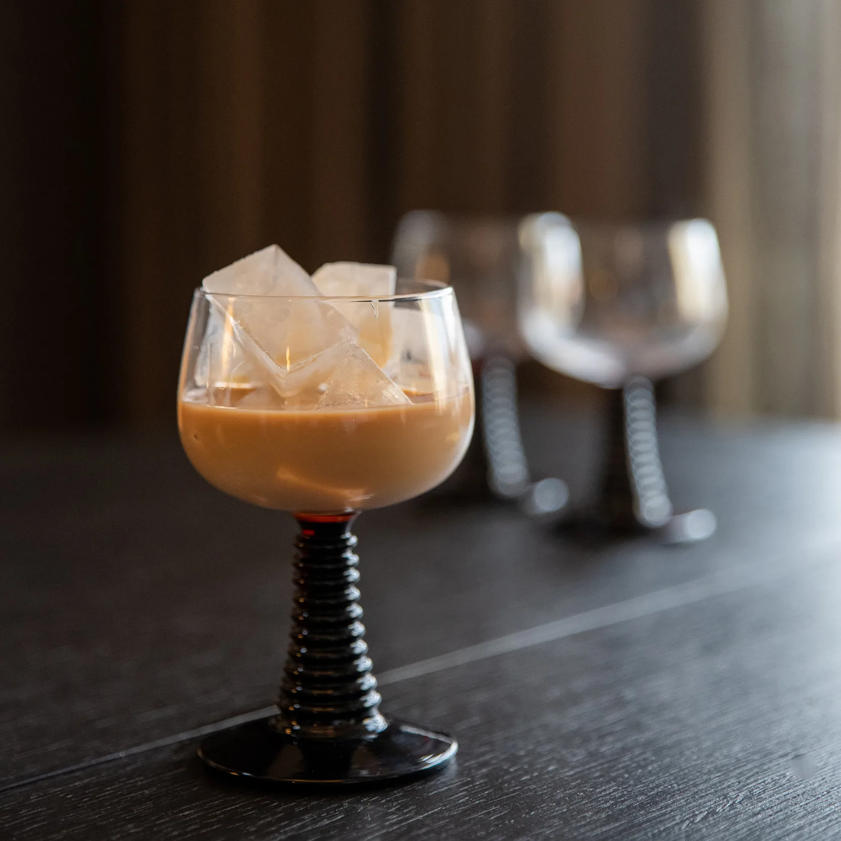 Ewa viinilasi, Kirkas-ruskea Byon