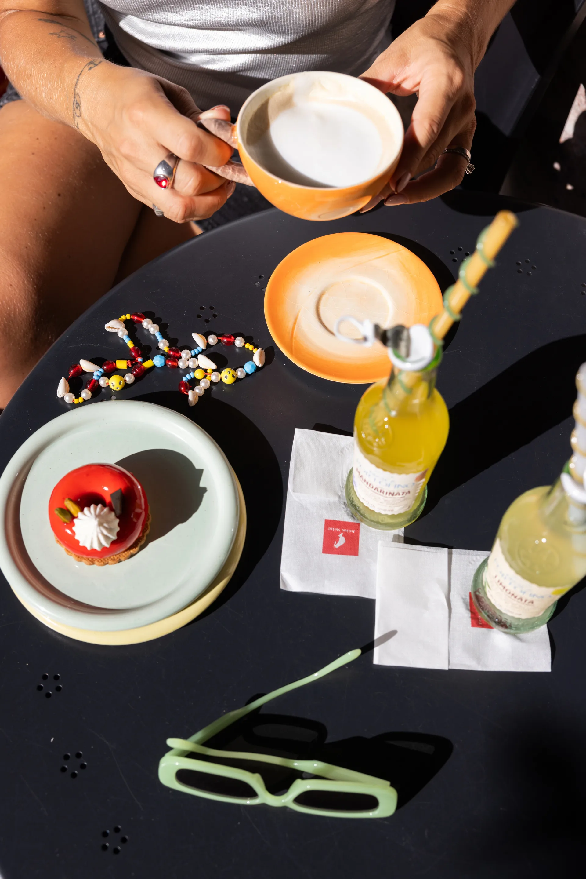 Peach kuppi aluslautasella, Oranssi Byon