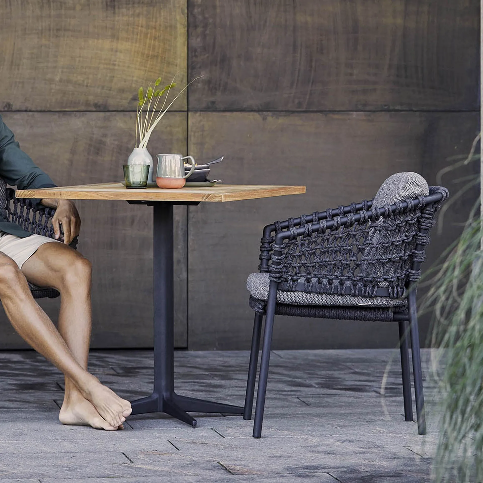 Drop kahvipöytä tiikki 72x72 cm, Lava grey jalusta Cane-line