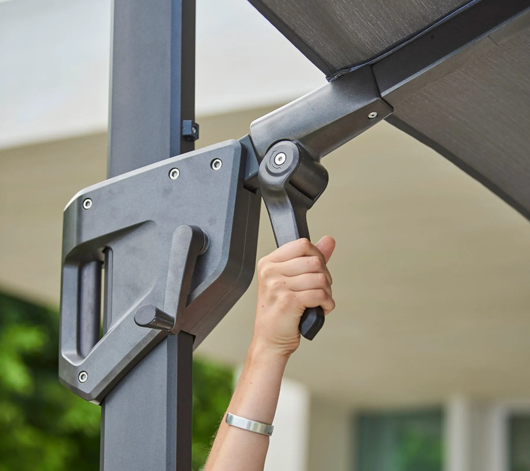 Hyde Luxe Tilt aurinkovarjo 300x300 cm, Dusty white-hopean anodisoitu jalusta Cane-line