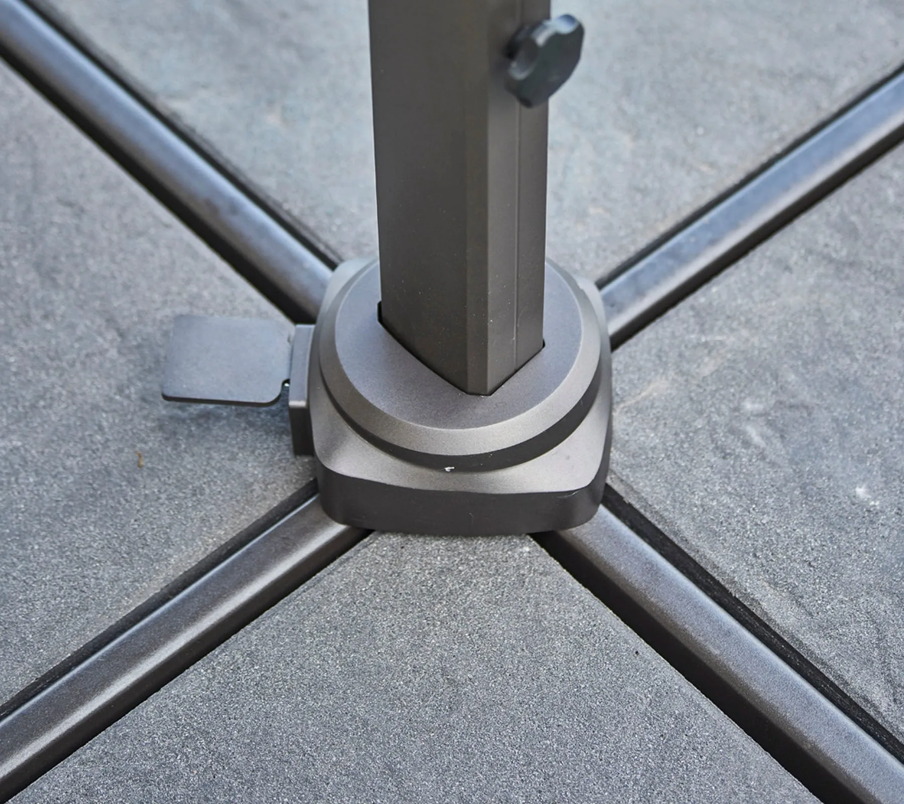 Hyde Luxe Tilt aurinkovarjo 300x300 cm, Dusty white-hopean anodisoitu jalusta Cane-line