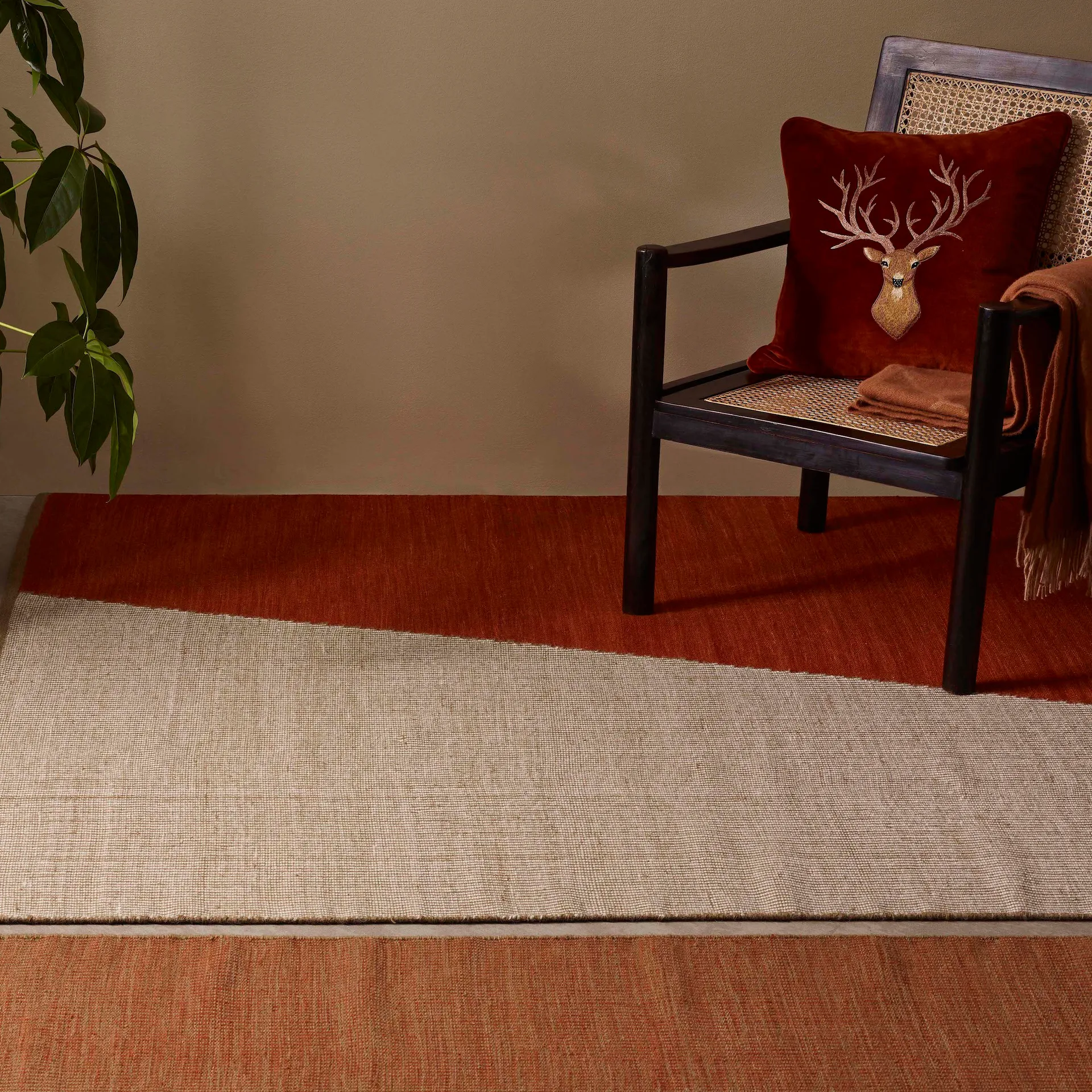 Embroidered Reindeer -tyynynpäällinen 50 x 50 cm, Rust Chhatwal & Jonsson