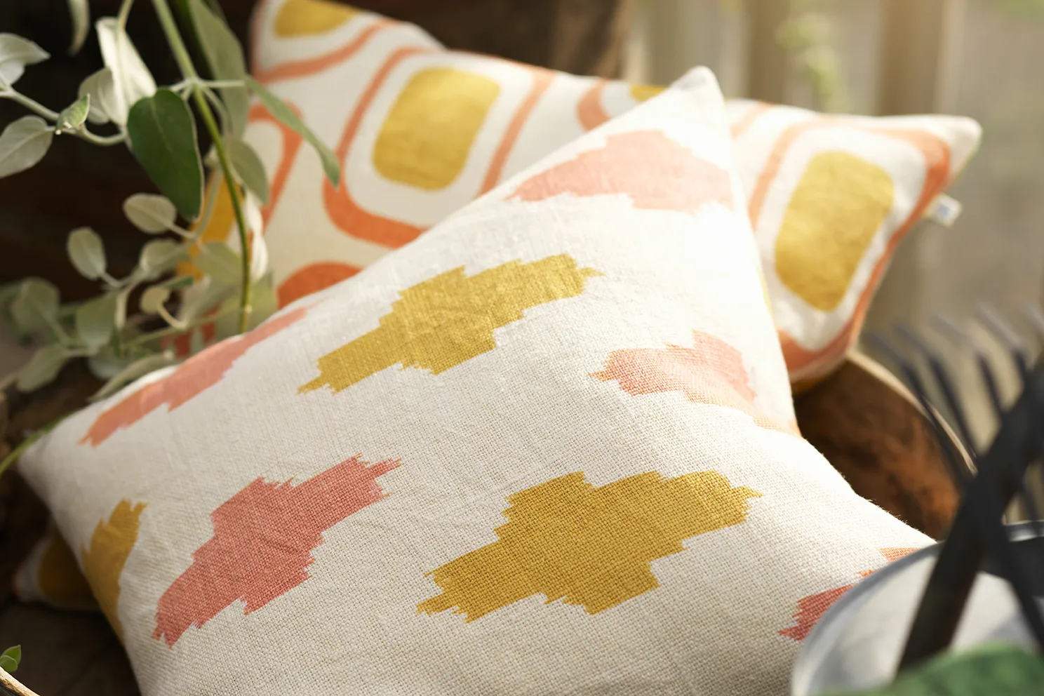 Ikat Agra -tyynynpäällinen 50 x 50 cm, Rose-spicy yellow Chhatwal & Jonsson