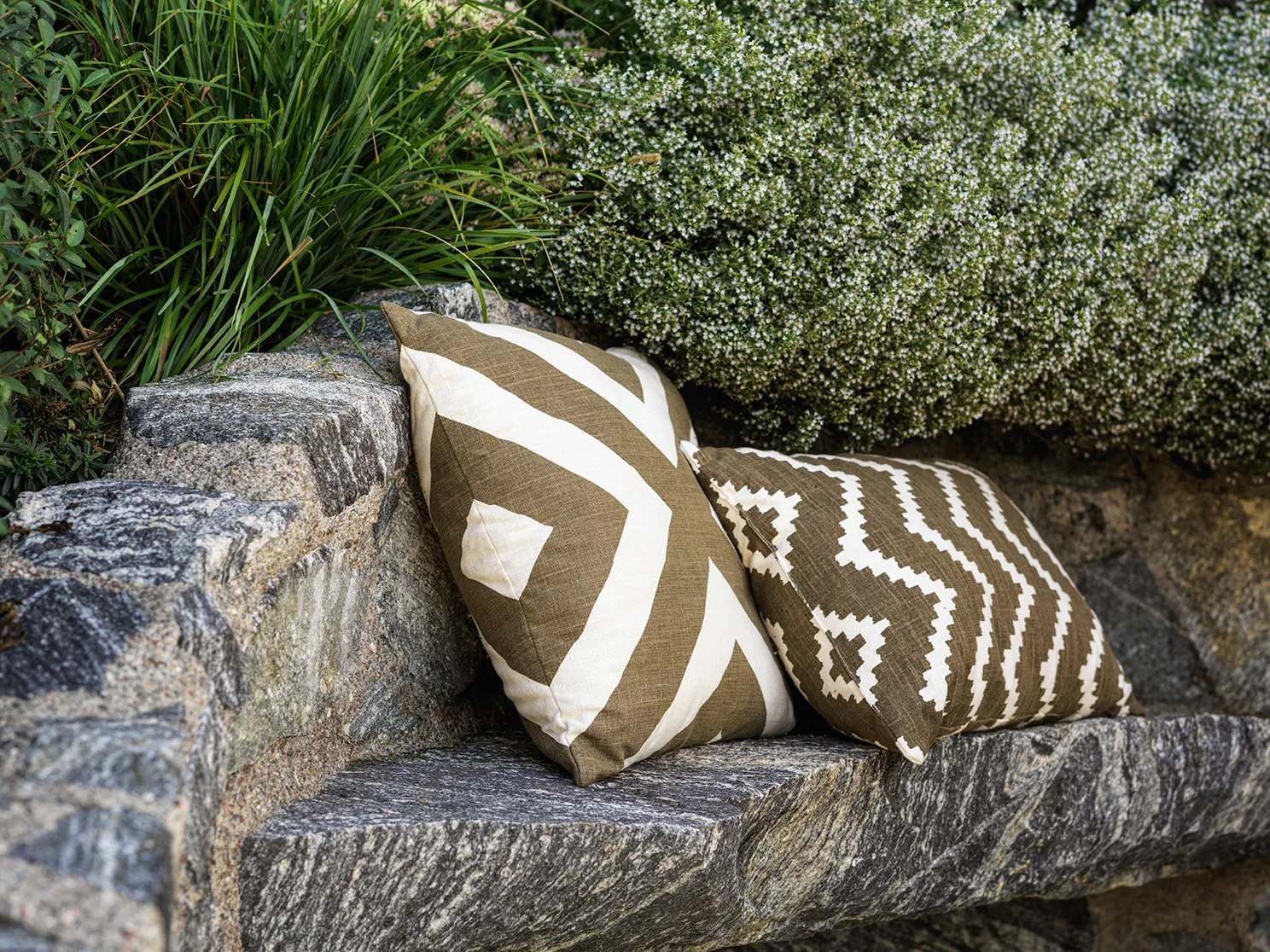 Impal Outdoor -tyyny, Shitake/off white, 50 cm Chhatwal & Jonsson