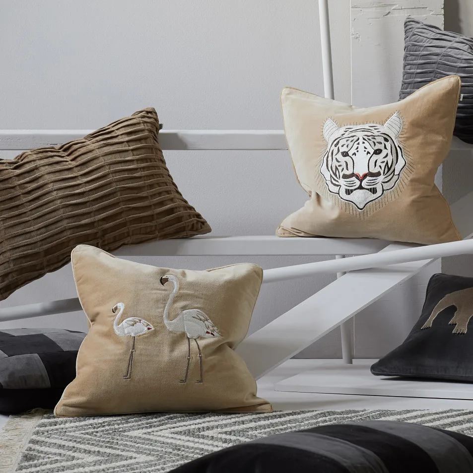 Kirjailtu flamingo-tyynyliina 50x50 cm, Beige Chhatwal & Jonsson