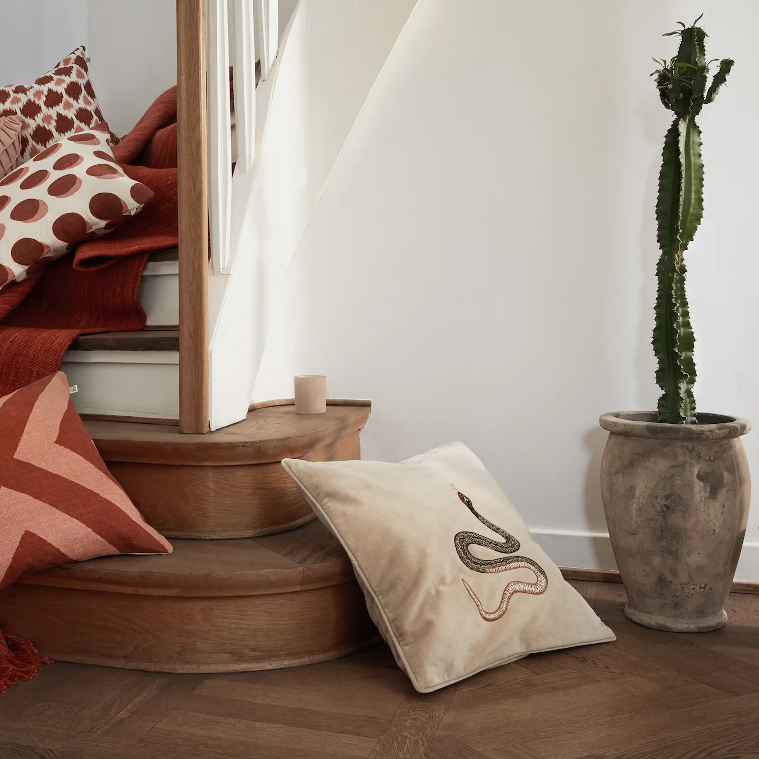 Kirjailtu kobra-tyynyliina 50x50 cm, Beige Chhatwal & Jonsson