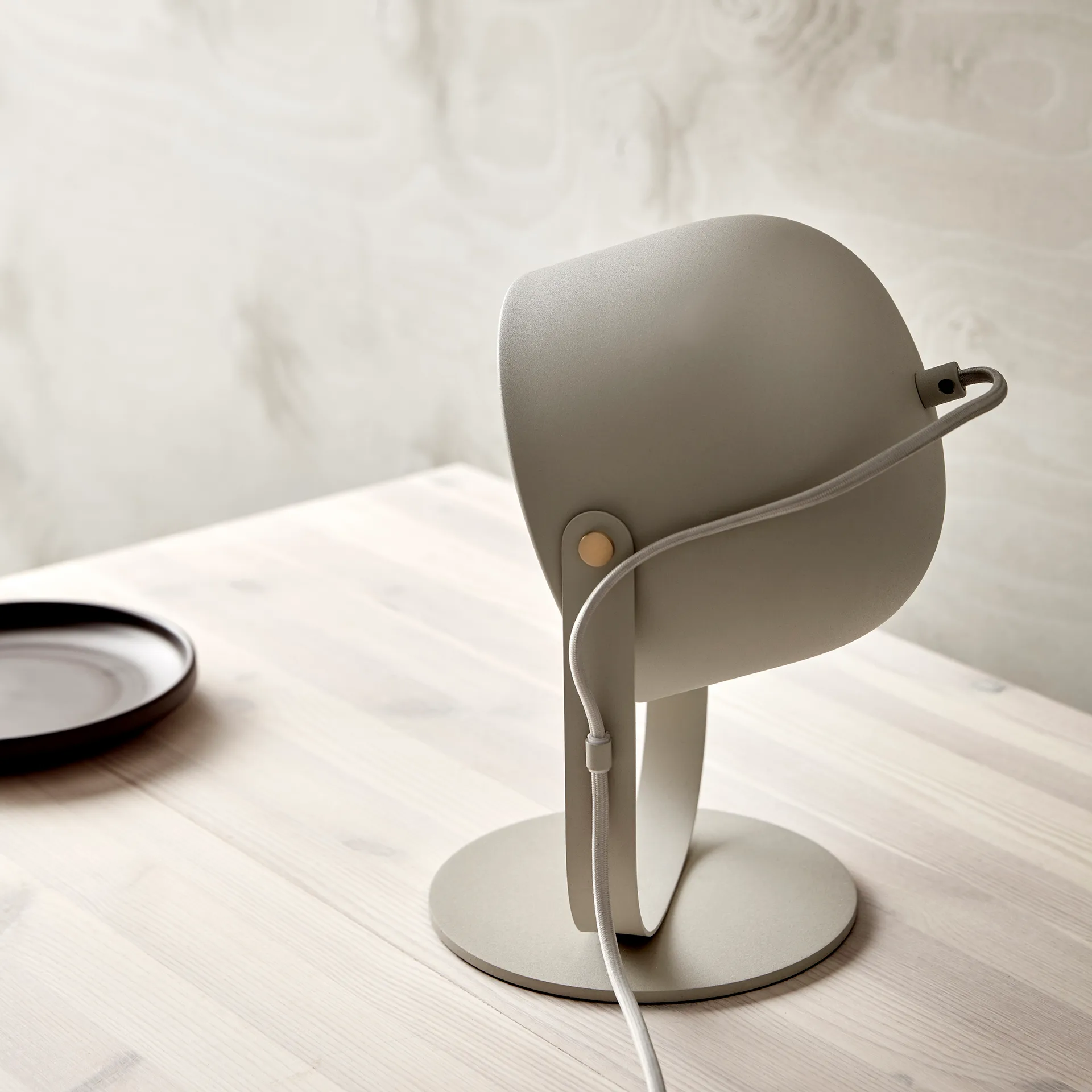 Svejk 18 pöytälamppu, Beige-messinki CO Bankeryd