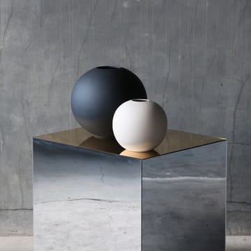 Ball maljakko black - 30 cm - Cooee Design