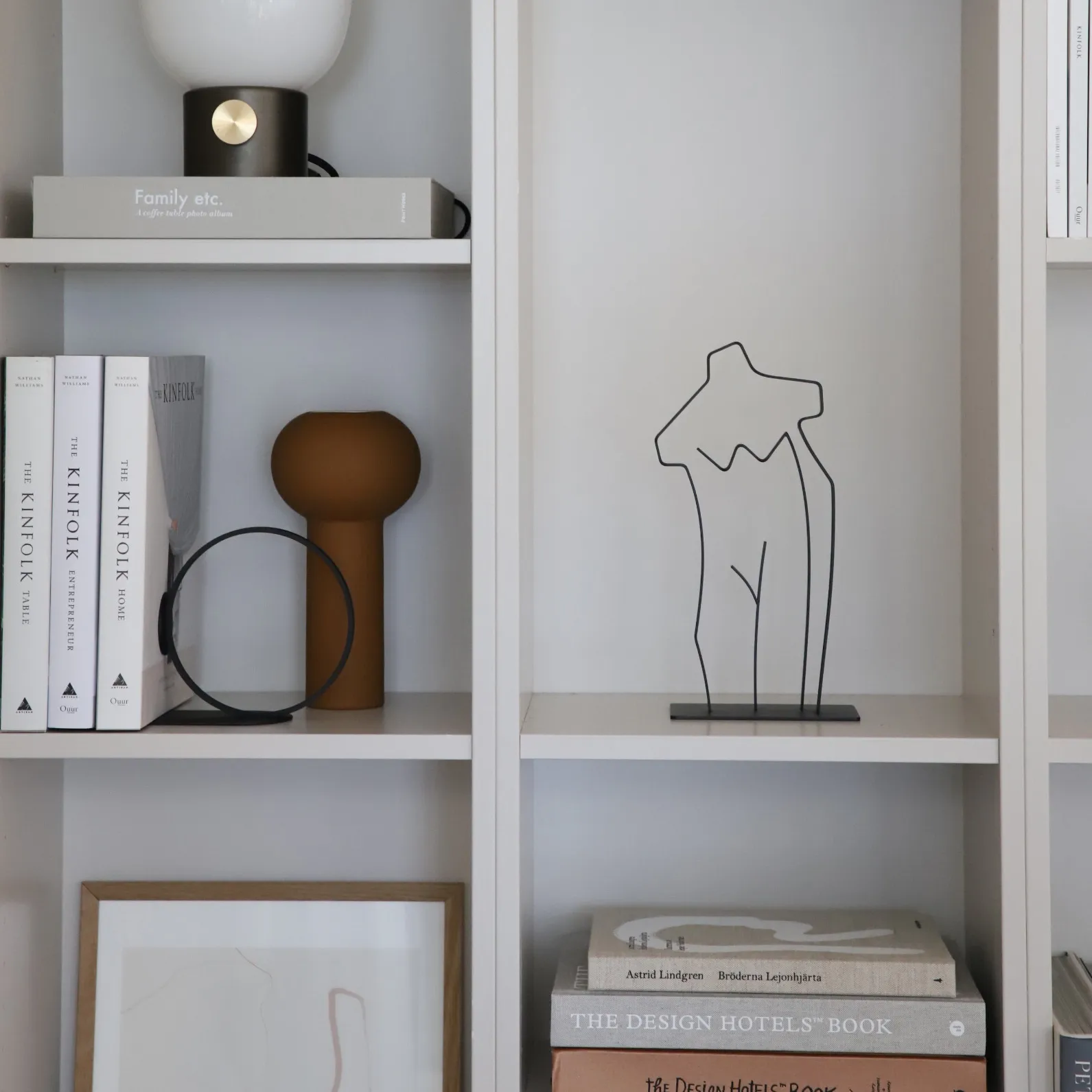 Ruth veistos, Musta Cooee Design