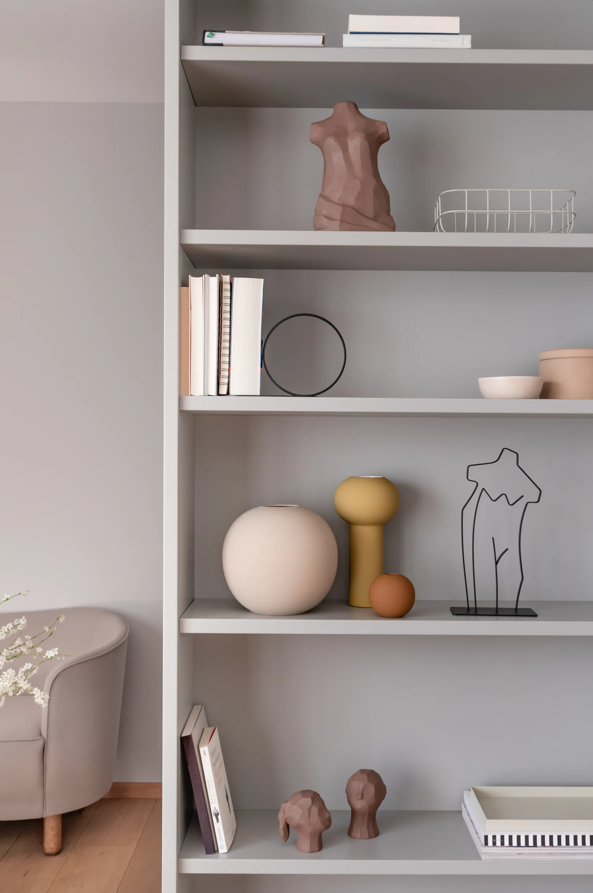 Ruth veistos, Musta Cooee Design