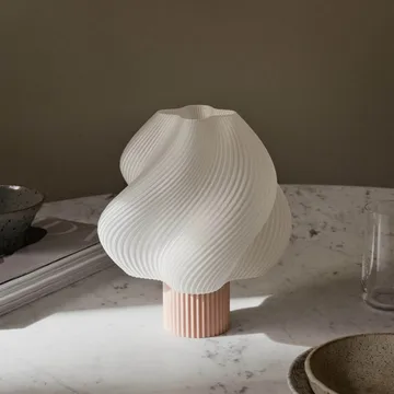 Soft Serve kannettava pöytälamppu - Metsämansikka, 23 cm - Crème Atelier