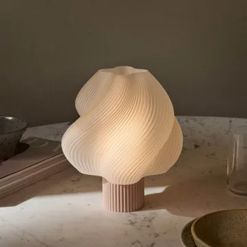 Soft Serve kannettava pöytälamppu - Metsämansikka, 23 cm - Crème Atelier