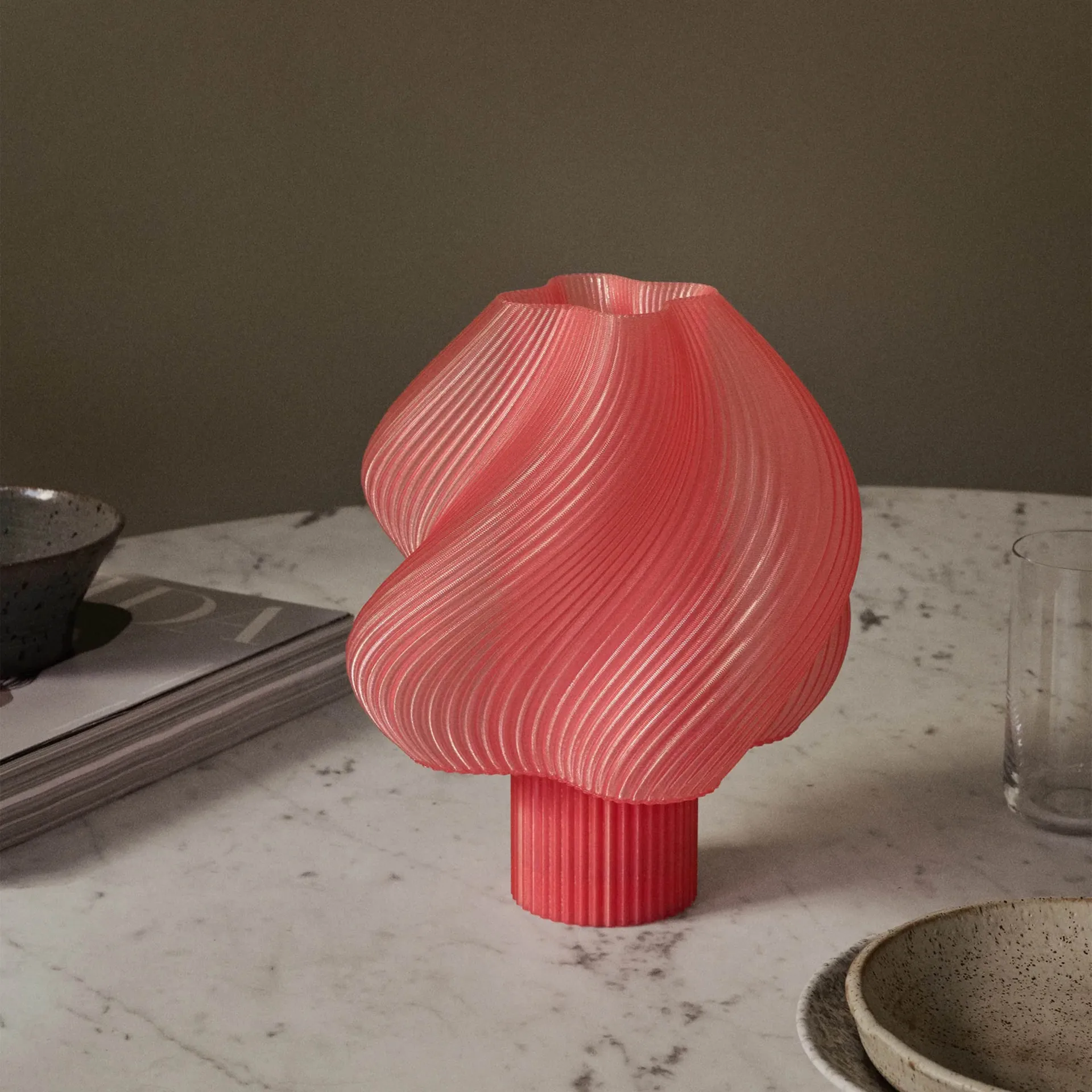 Soft Serve kannettava pöytälamppu, Persikkasorbetti, 23 cm Crème Atelier