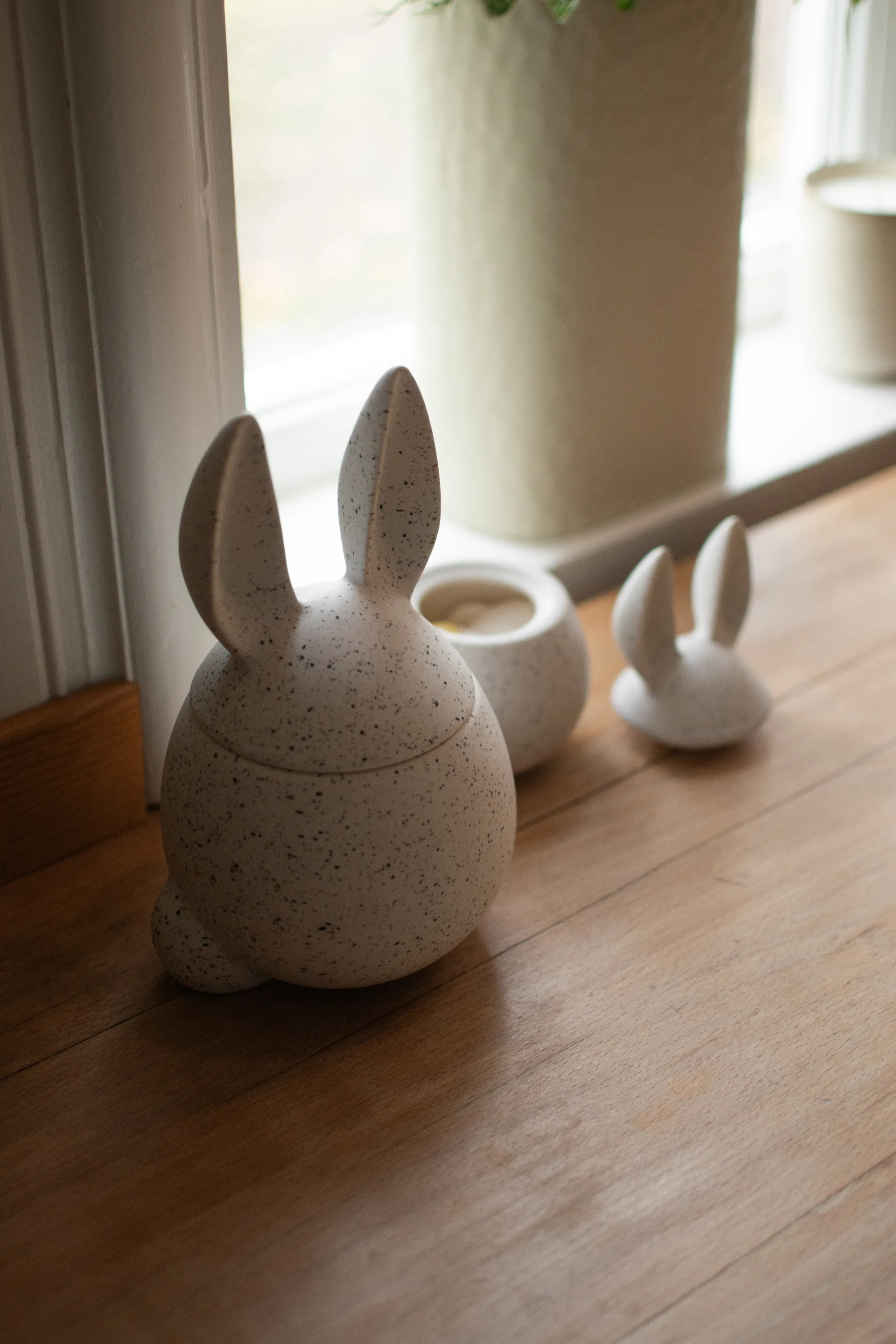 DBKD Eating rabbit kulho iso, White DBKD