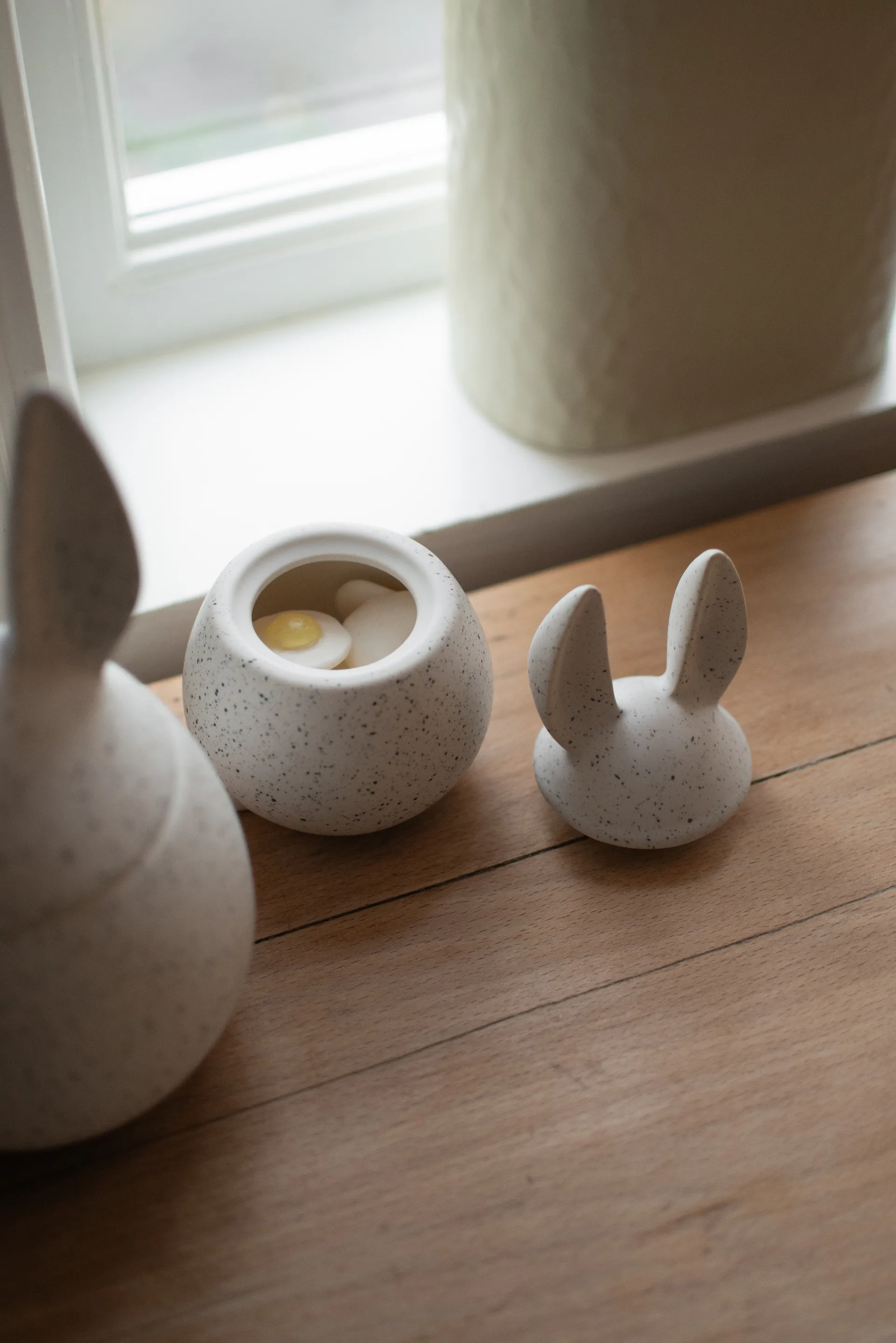 DBKD Eating rabbit kulho pieni, White dot DBKD