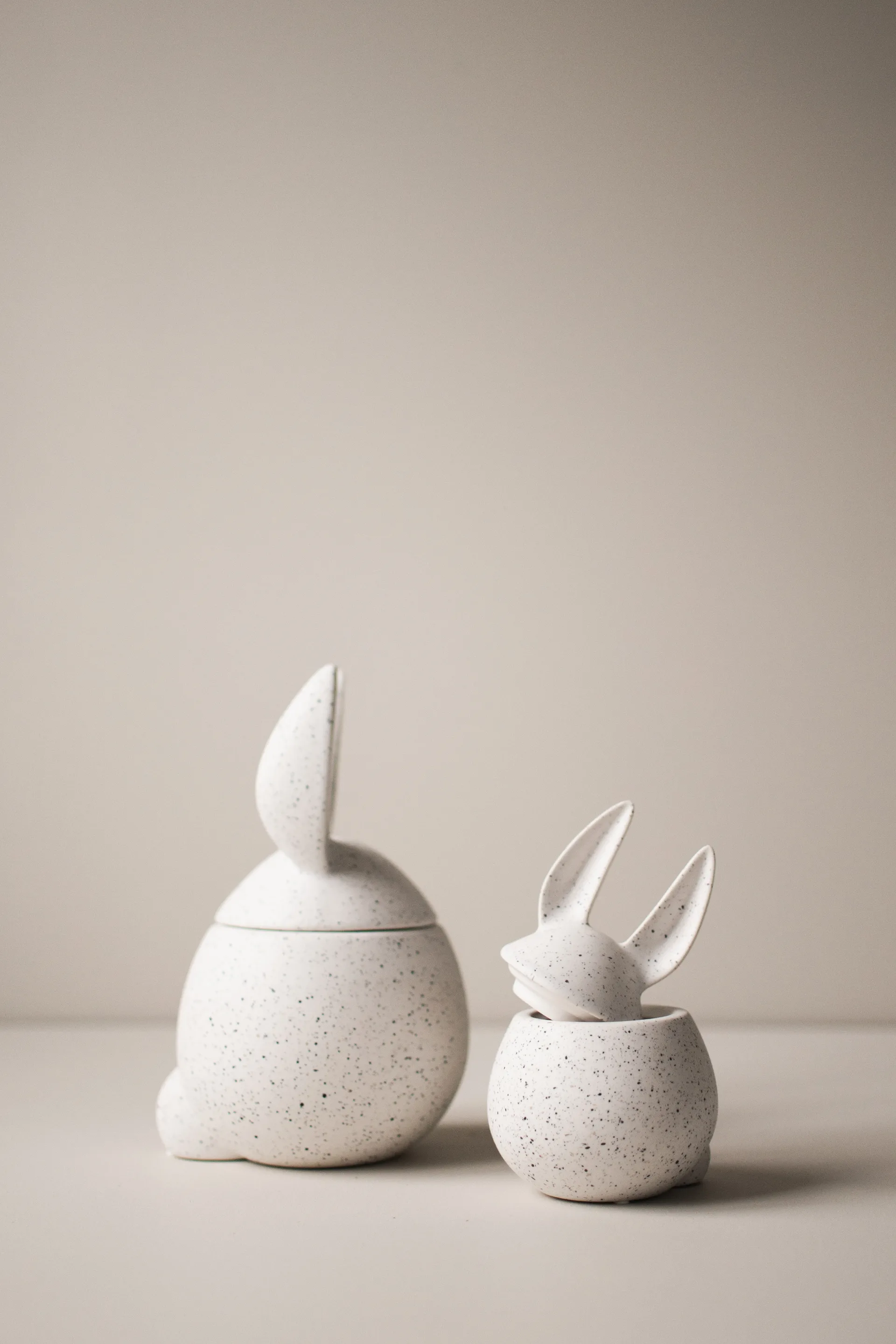 DBKD Eating rabbit kulho pieni, White dot DBKD