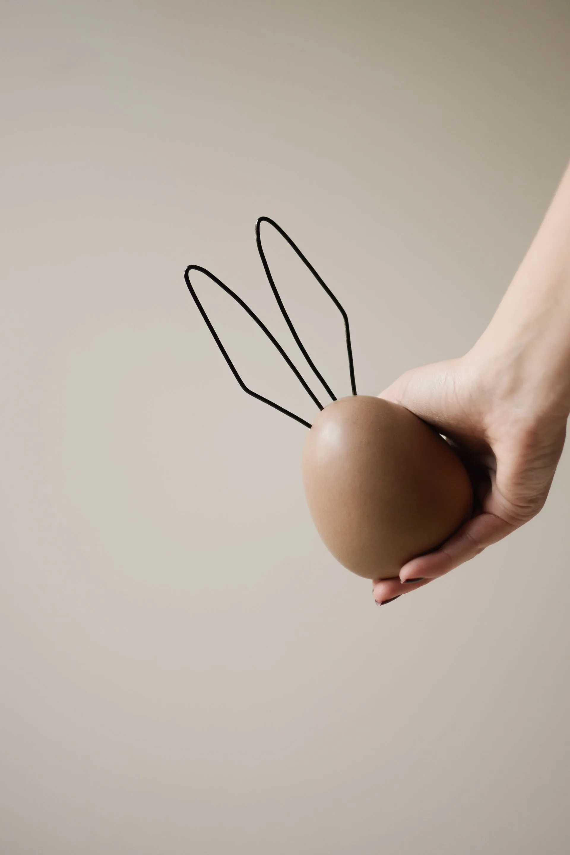 Jänis pääsiäiskoriste H18 cm, Nougat DBKD