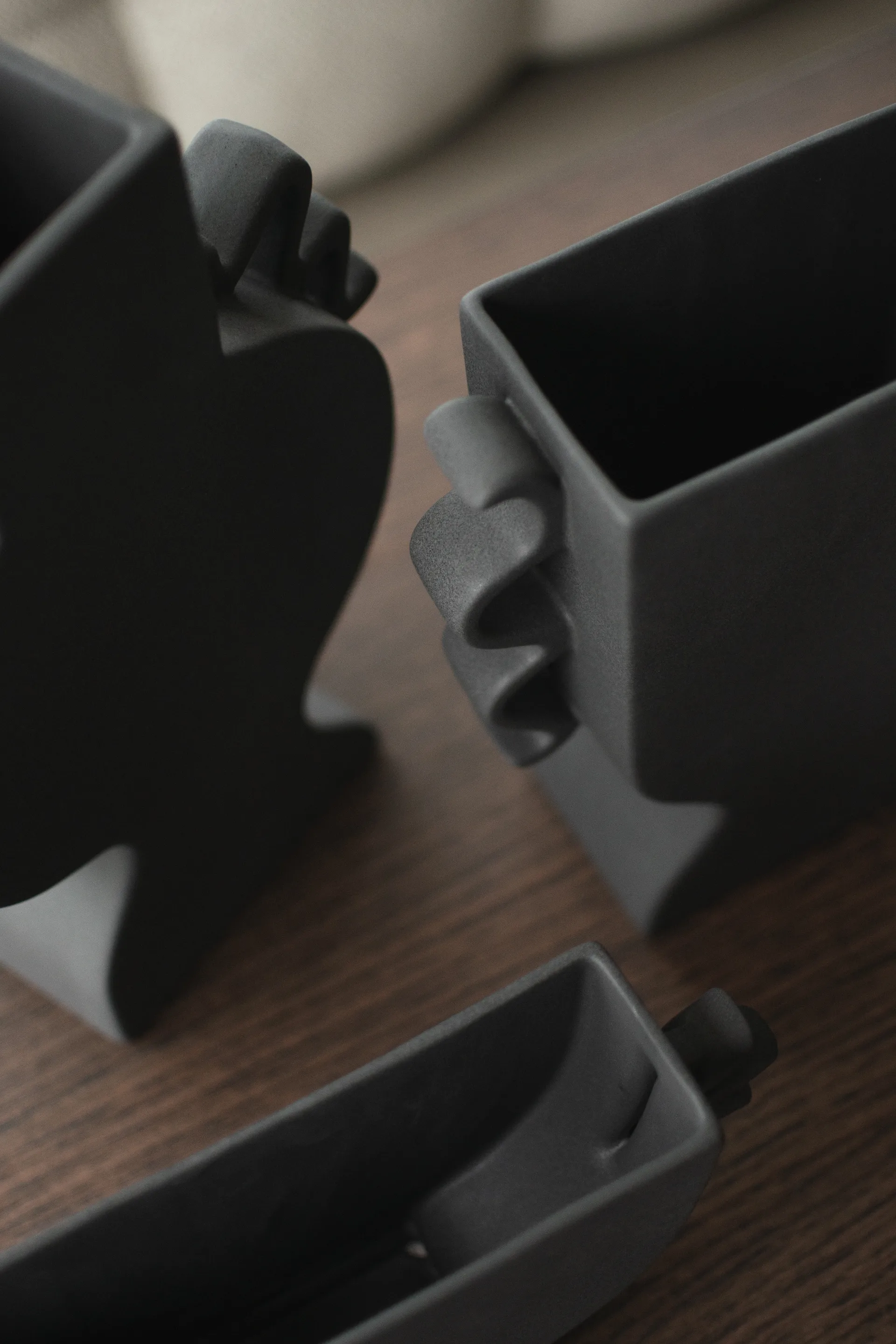 Litteä maljakko 25 cm, Musta DBKD