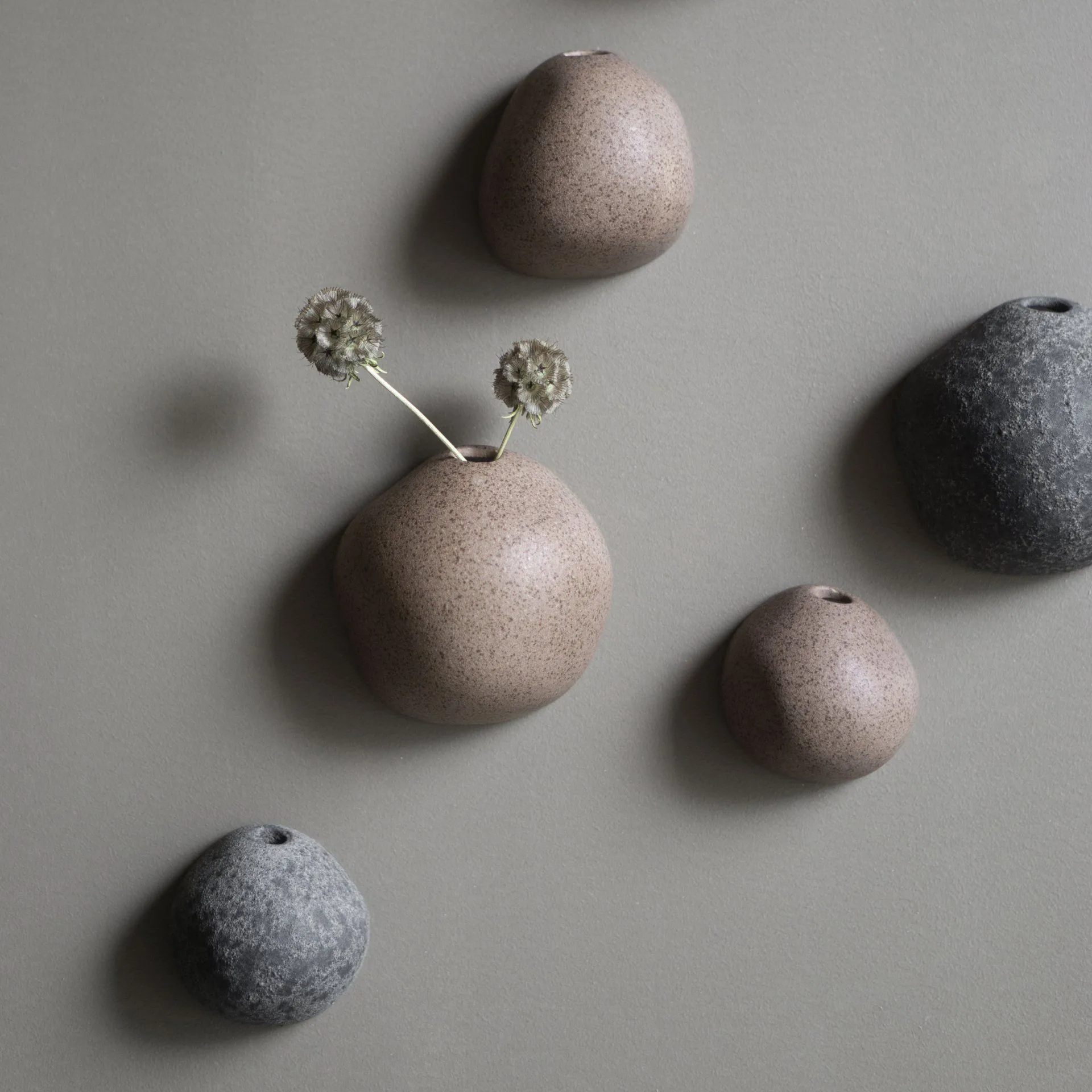Miniature seinälle ripustettava maljakko ruskea, Small Ø 8 cm DBKD